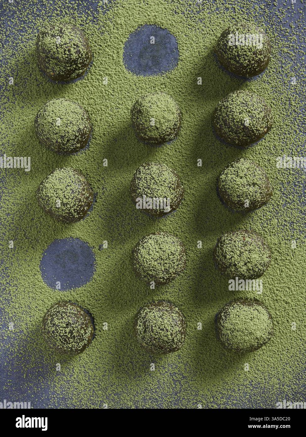 Glücksbällchen oder Energiebälle mit grünem Matcha-Tee bestreut. In einer Reihe mit einigen runden Löchern platziert, ohne Puder der fehlenden Kugel Stockfoto