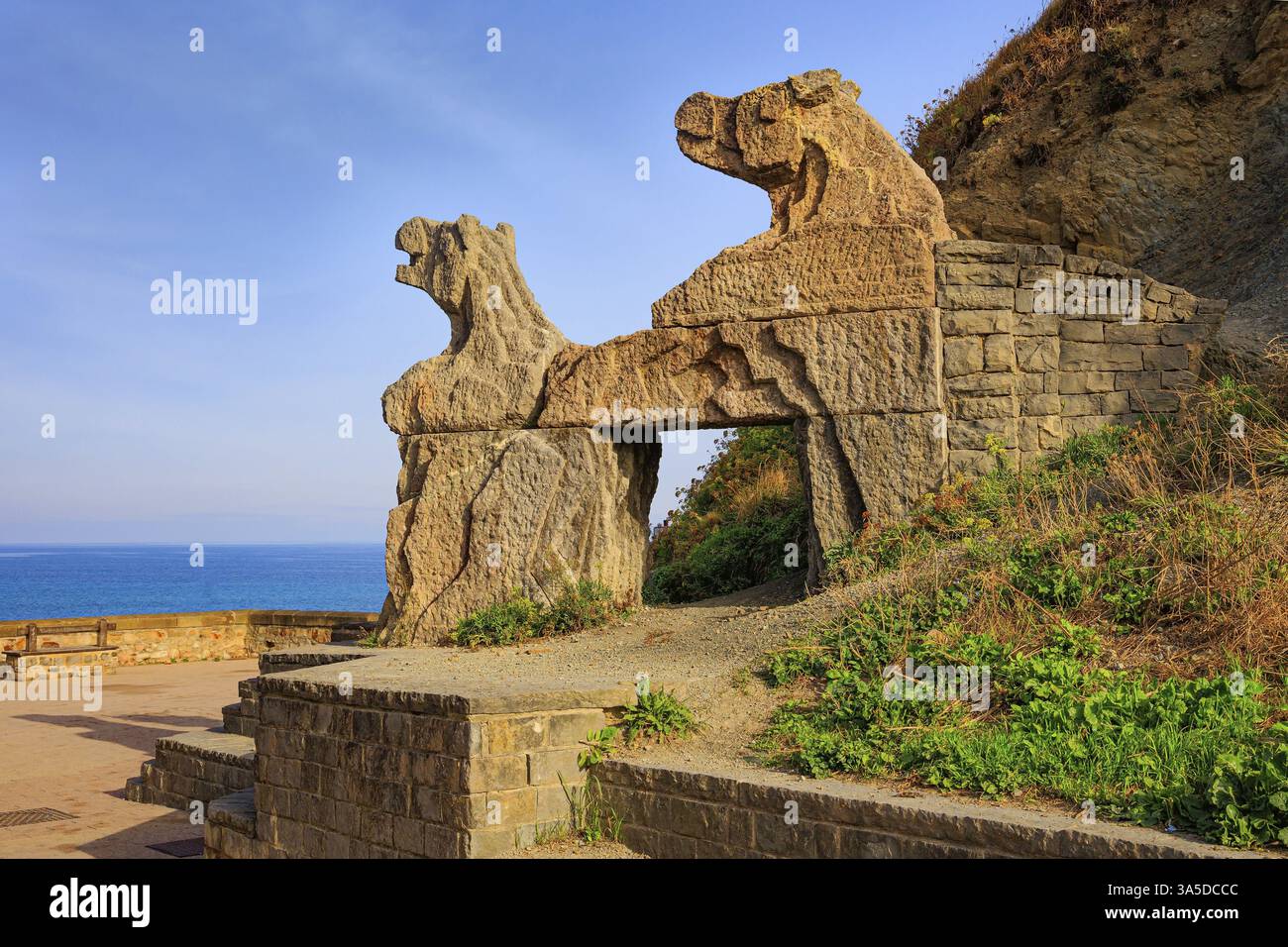 Skulptur am Strand. Zauberhafte, einzigartige Landschaft. Der ungewöhnlichste Strand im Baskenland - Itsurun Stockfoto