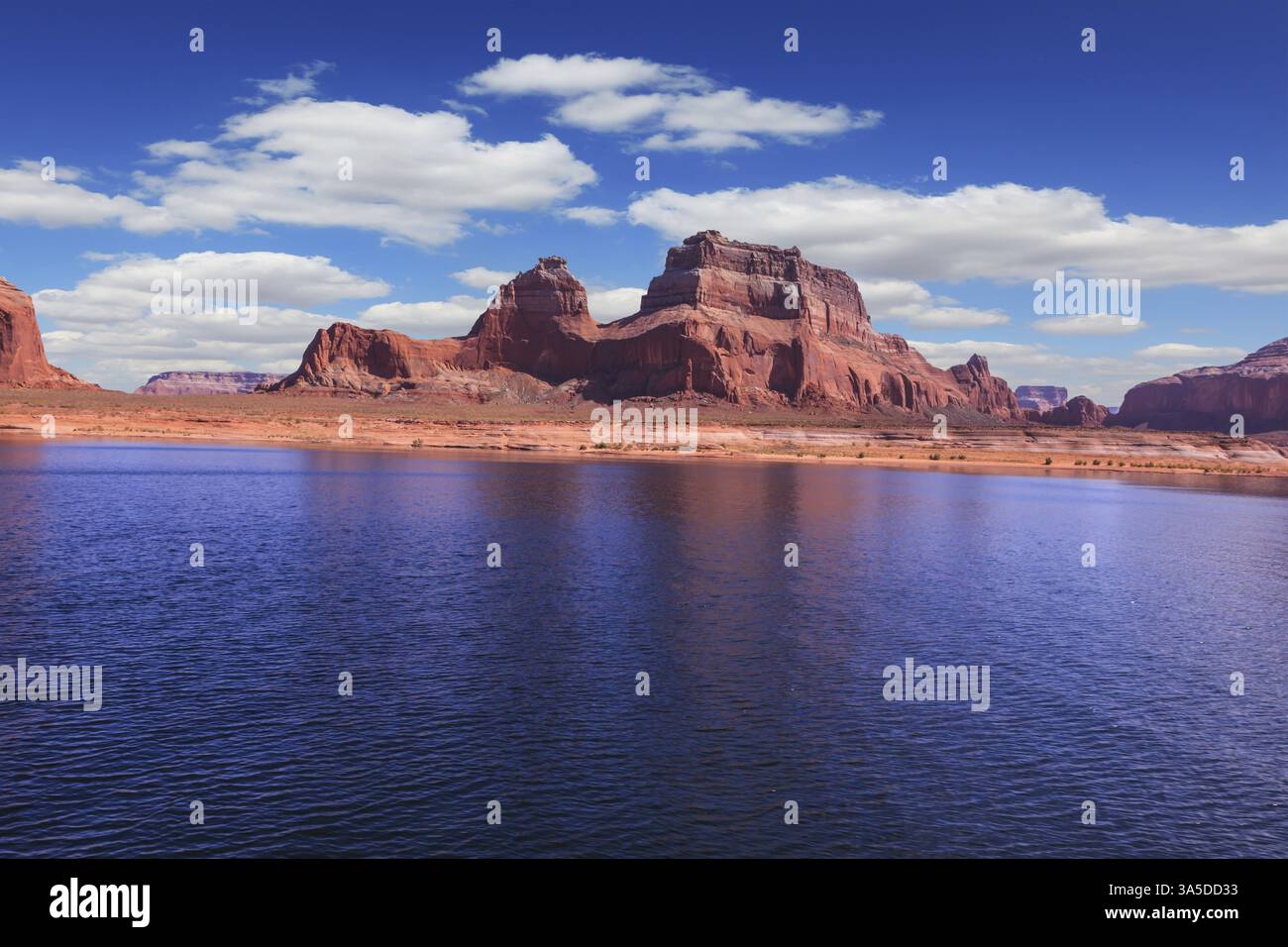 Lake Powell ist von herrlichen Sandsteinhügeln umgeben. Eine Bootsfahrt an einem sonnigen Tag. Malerisches riesiges künstliches Wasserbecken des Colorado River, USA, N Stockfoto