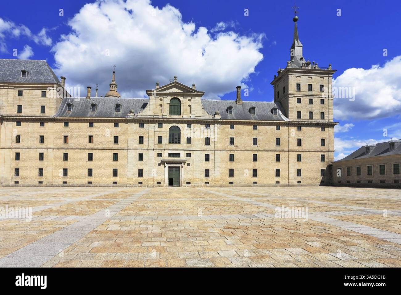 Riesiges Denkmal der mittelalterlichen religiösen Architektur von Escorial in Spanien. Kloster und Ort des Escorials, Madrid Stockfoto