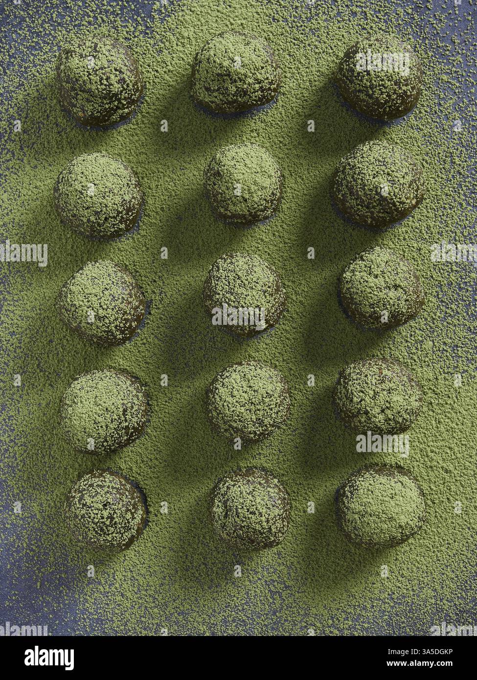 Glücksbällchen oder Energiebälle aus Datteln und Nüssen, bestreut mit grünem Matcha-Tee. In einer Reihe platziert. Gesunde rohe Desserts. Draufsicht Stockfoto
