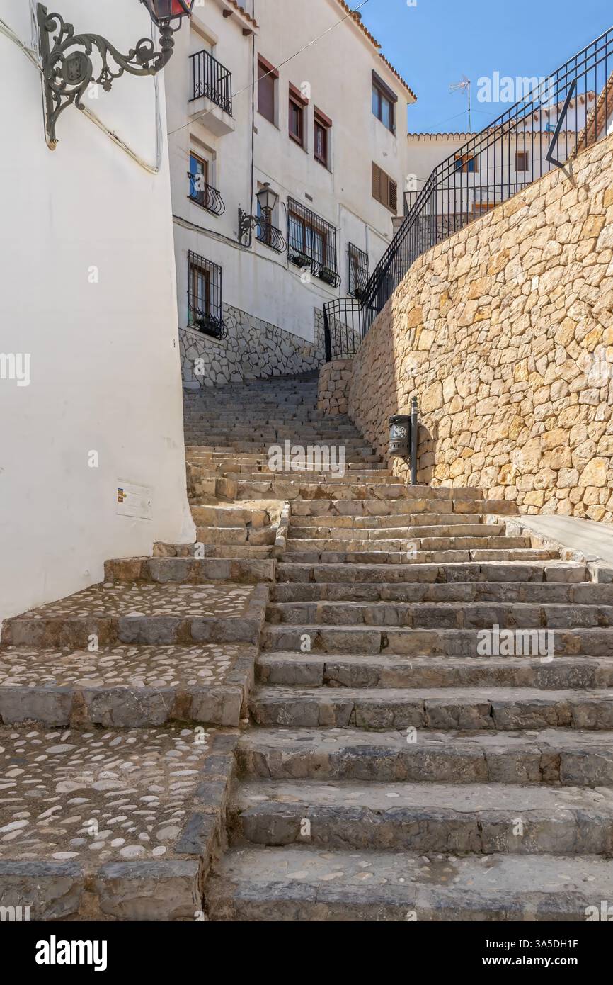 Steile, schmale, gestufte Straße in Altea, Costa Blanca, Spanien Stockfoto