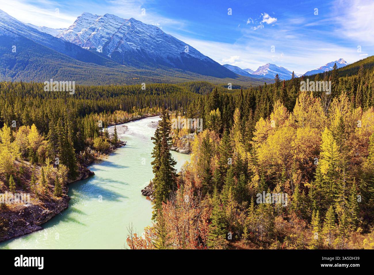 Kanadischer Herbst am Abraham Lake. Helle, mehrfarbige, sonnige Herbstlandschaft. Der Abend steht in Kürze bevor. Rocky Mountains von Kanada Stockfoto