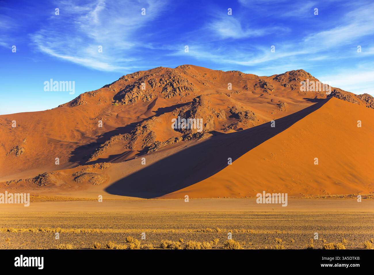 Orang und gelbe Dünen der Namib-Wüste. Das Konzept des extremen und exotischen Tourismus. Namibia, Südafrika. Sonnenuntergang in der Wüste Stockfoto