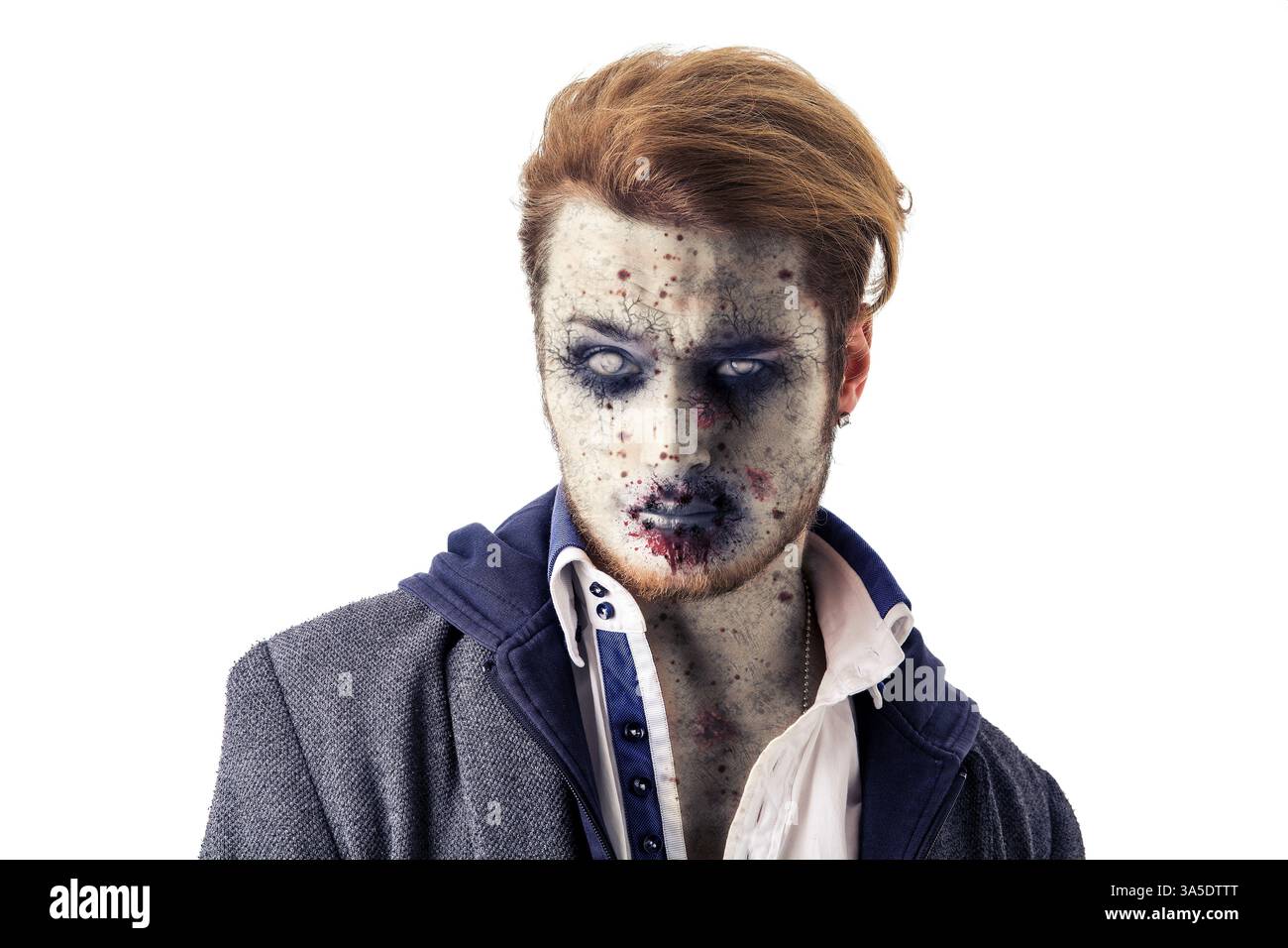 Männliche zombie stehen auf weißen Hintergrund mit weißen Augen, an der Kamera suchen, isoliert Stockfoto