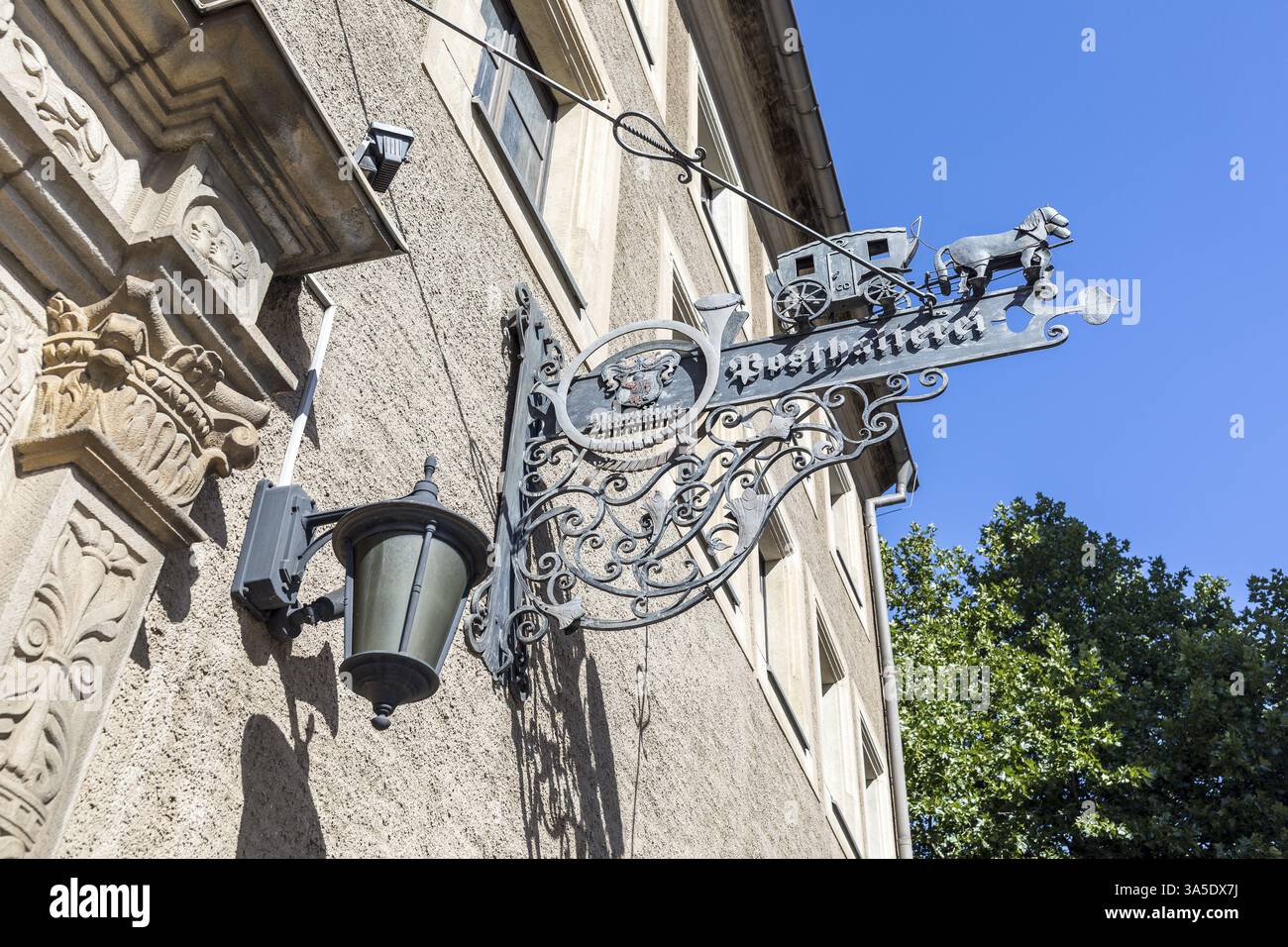 Schmiedeeisernes Schild mit Postkutsche am Eingangsportal des historischen Renaissancehauses von 1530, dem letzten Postamt, Zwickau, Sachsen, Keim Stockfoto