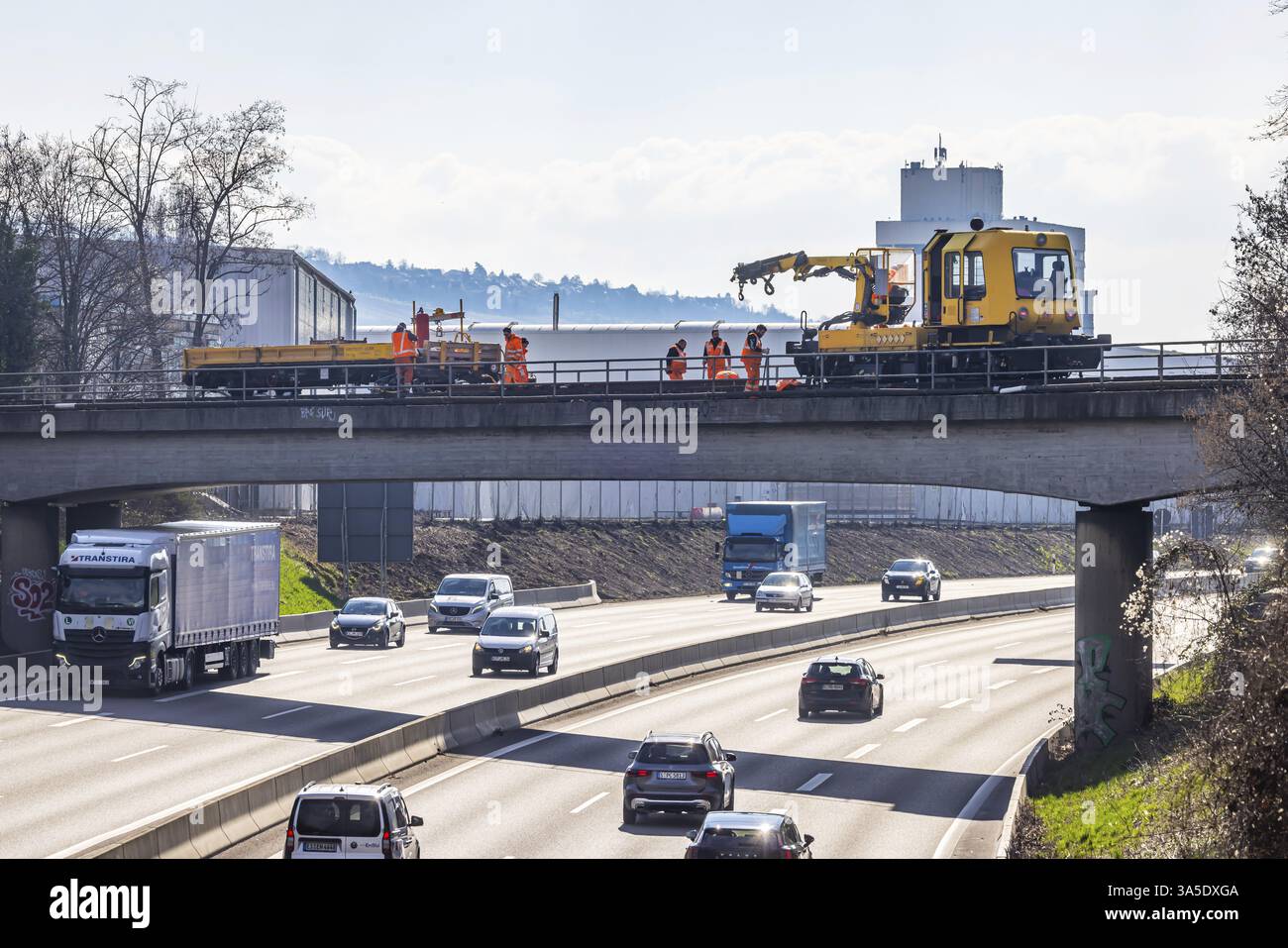 Gleisbauarbeiten der Deutschen Bahn AG. Bauzug und Arbeiter auf einer Brücke über die Bundesstraße 10 in Untertuerkheim. Stuttgart, Baden-W Stockfoto