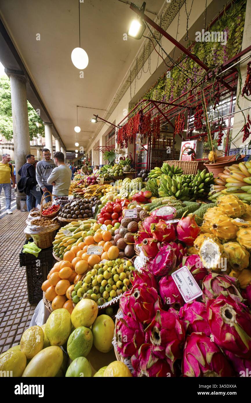 Obst und Gemüse, Markthalle Mercado dos Lavradores, Innenansicht, Funchal, Madeira, Portugal, Europa Stockfoto
