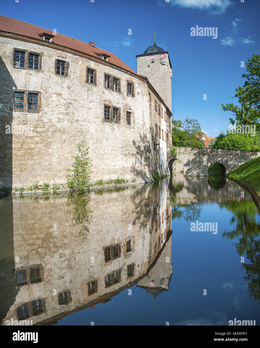 Das Wasserschloss Kapellendorf spiegelt sich im Wasser des Wassergrabens, Thüringen, Deutschland, Europa Stockfoto