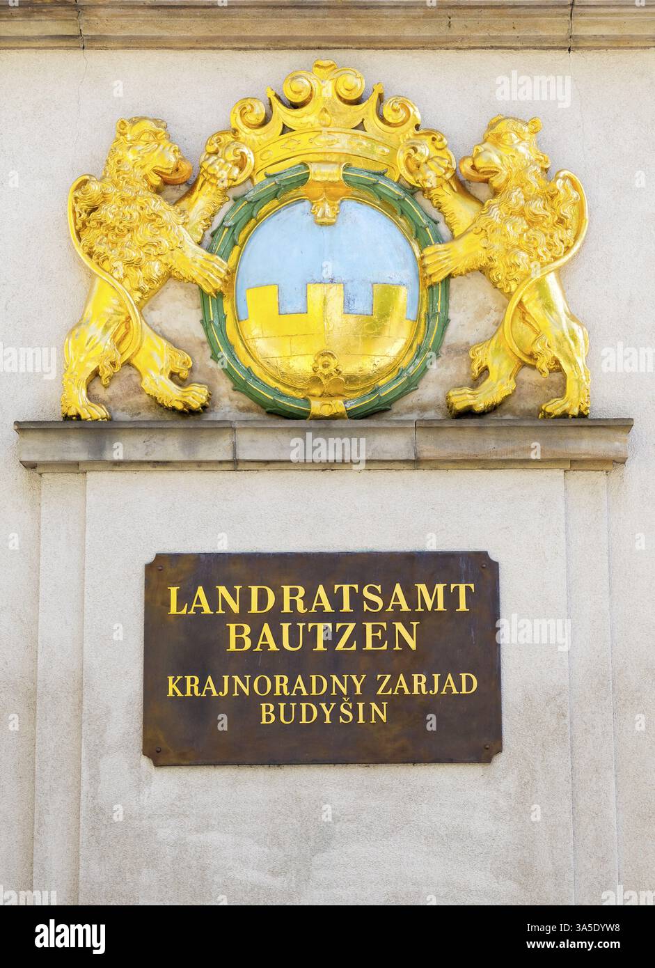 2 Löwen mit dem Wappen von Bautzen, zweisprachige Inschriftstafel für das Bezirksverwaltungsamt an der Bahnhofstraße, Bautzen, Sachsen, GE Stockfoto