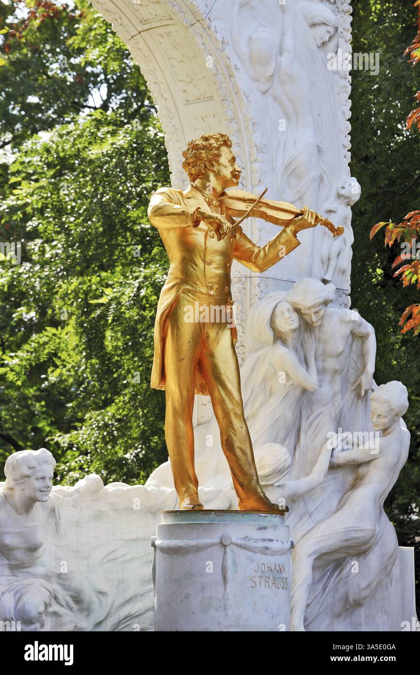 Walzer King spielt. Wunderschöne vergoldete Statue von Johann Strauss mit Violine im Wiener Park Stockfoto