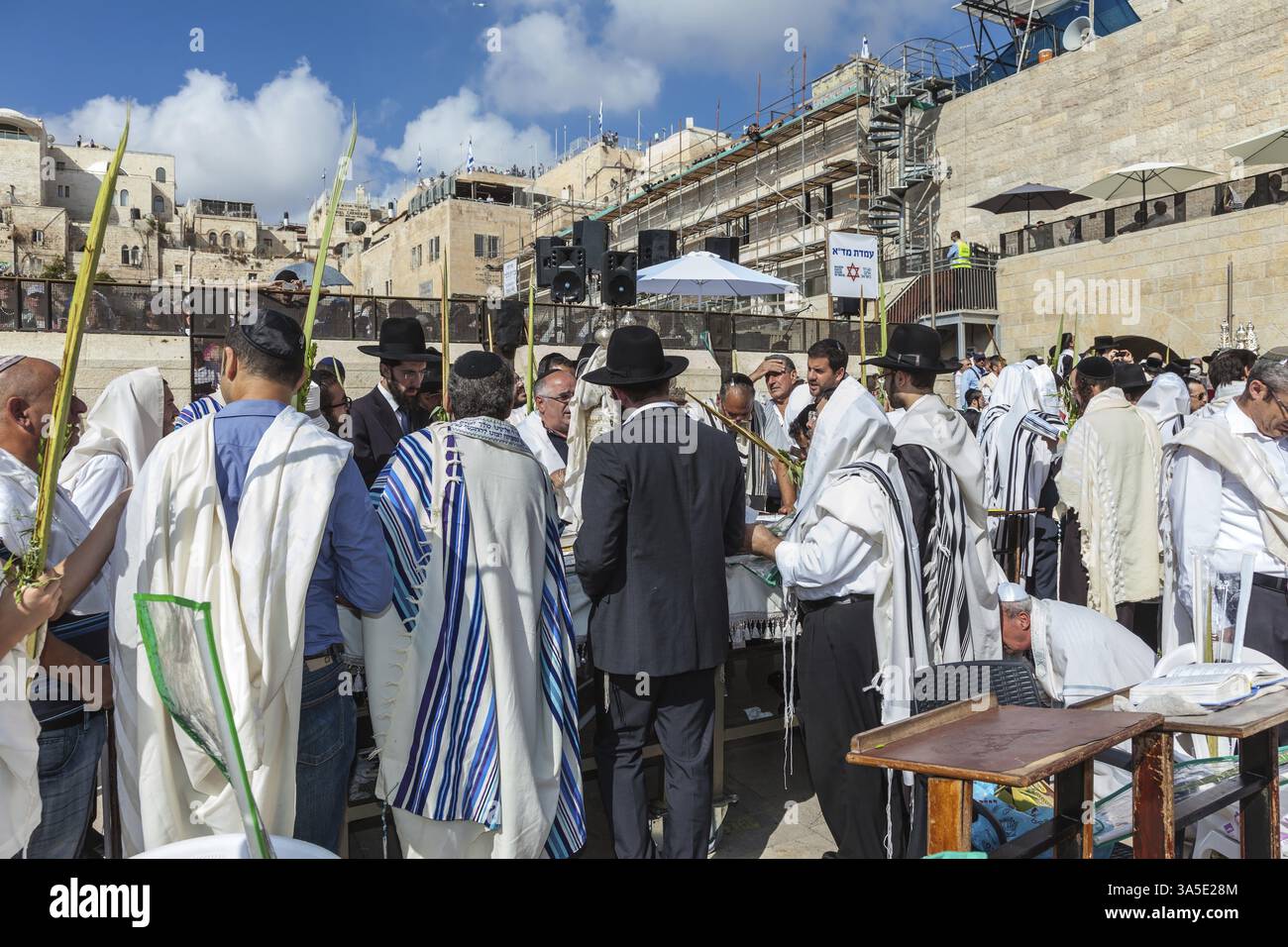 JERUSALEM, ISRAEL - 12. OKTOBER 2014: Morning Herbstsukkot. Eine Menge jüdischer Anbeter in weiß, die Gebetschals tragen. Das Gebiet der Westmauer von Te Stockfoto