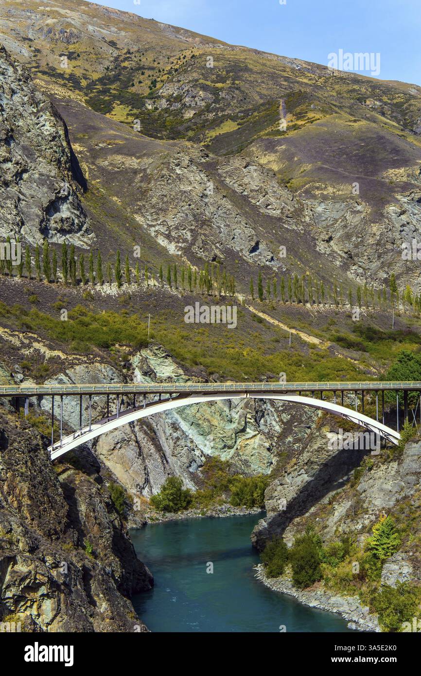 Unglaubliche Abenteuer in Neuseeland. Der Fluss ist hellgrün. Fluss und alte Brücke Kawarau zwischen Queenstown und der Stadt Cromwell. Das Konzept Stockfoto