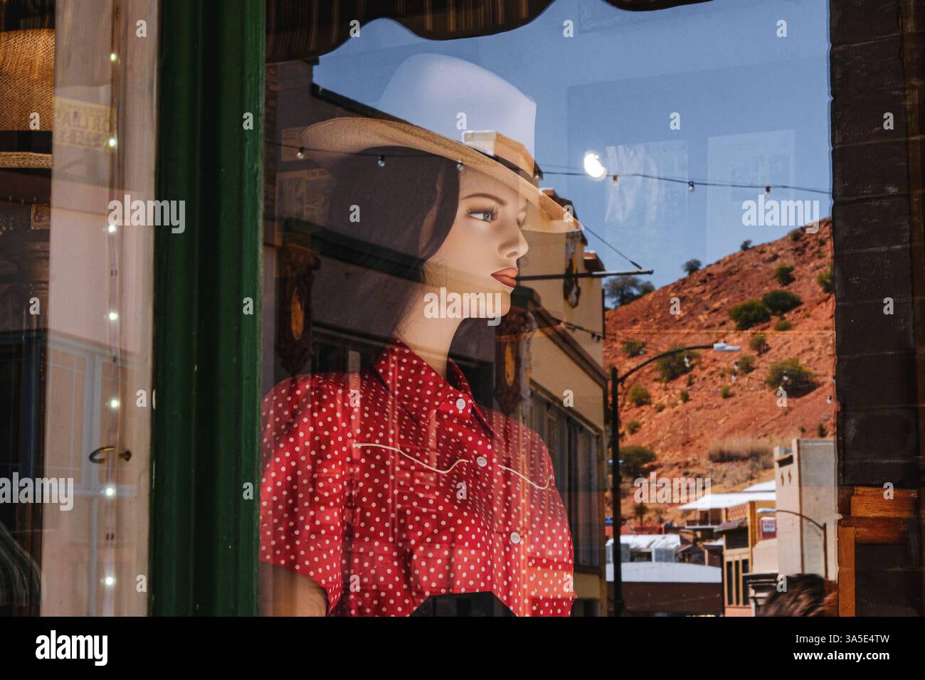 Schaufensterpuppe eines Cowgirls mit Hut, Bisbee, Arizona, USA Stockfoto