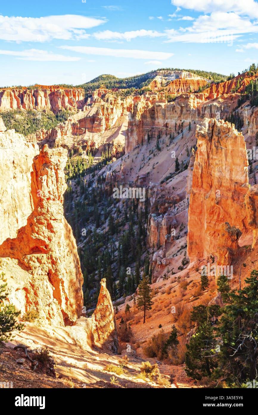 Hoodoos sind einzigartige geologische Strukturen, die durch Erosion entstehen. Der Sonnenuntergang. Bryce Canyon in den USA. Das natürliche Amphitheater, das durch Erosion geschaffen wurde Stockfoto