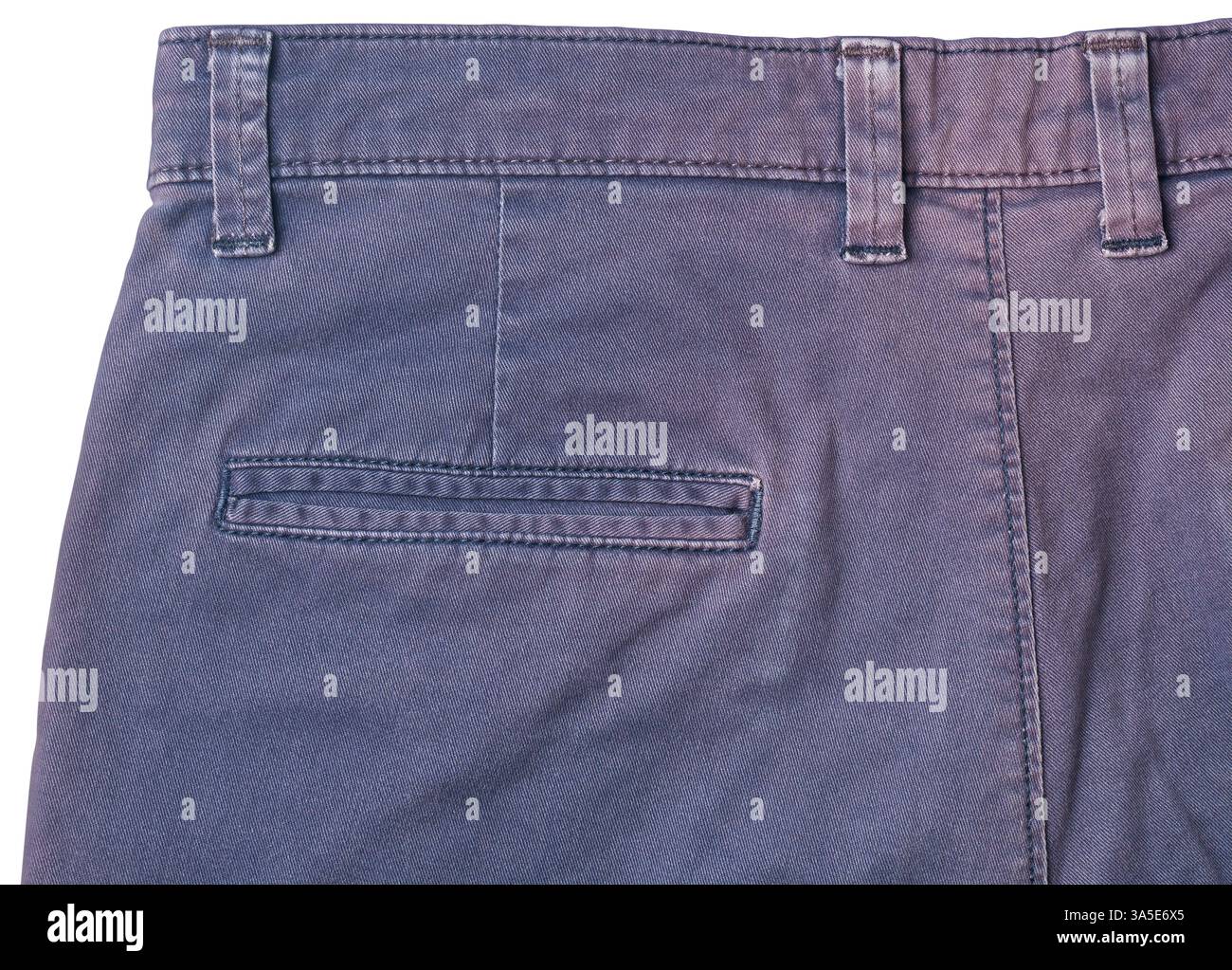 Nahaufnahme des hinteren Taillenbunds und des Taschenbereichs einer Herrenhose aus blauer Baumwolle auf weißem Hintergrund, legere und bequeme Kleidung Stockfoto
