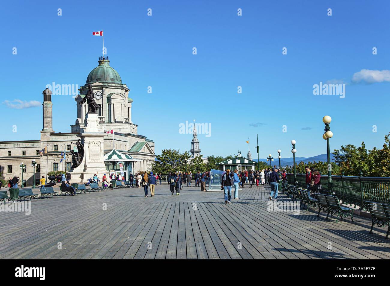 QUÉBEC, KANADA - 30. SEPTEMBER 2015: Spaziergang entlang der hölzernen Terrasse des Stadtdamms. Unvergessliche Reise nach Kanada. Schöner sonniger Tag. Uralter Bogen Stockfoto