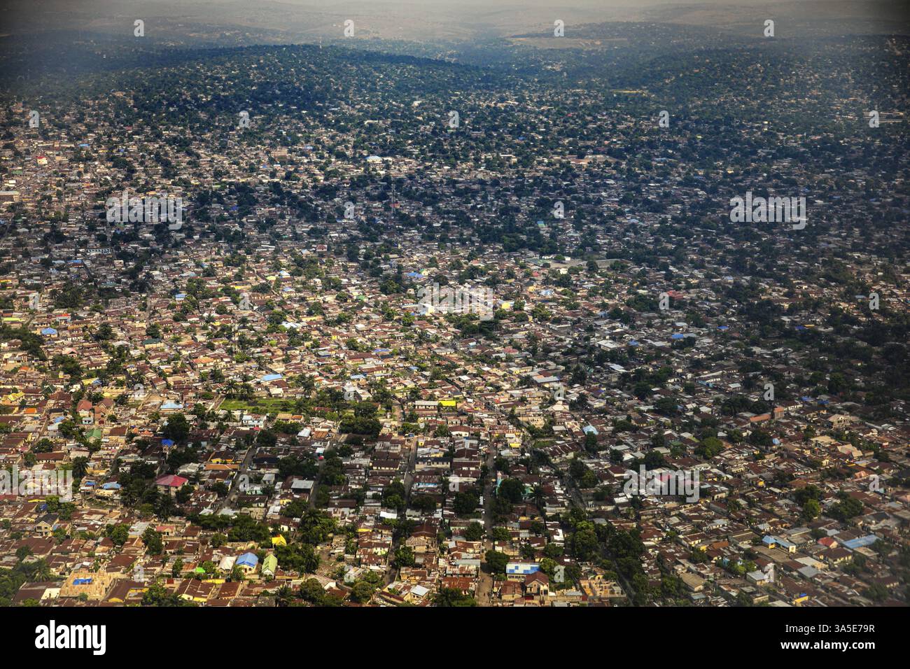 Luftaufnahme von Kinshasa, Kongo mit grünen Hügeln im Hintergrund, Demokratische Republik Kongo Stockfoto