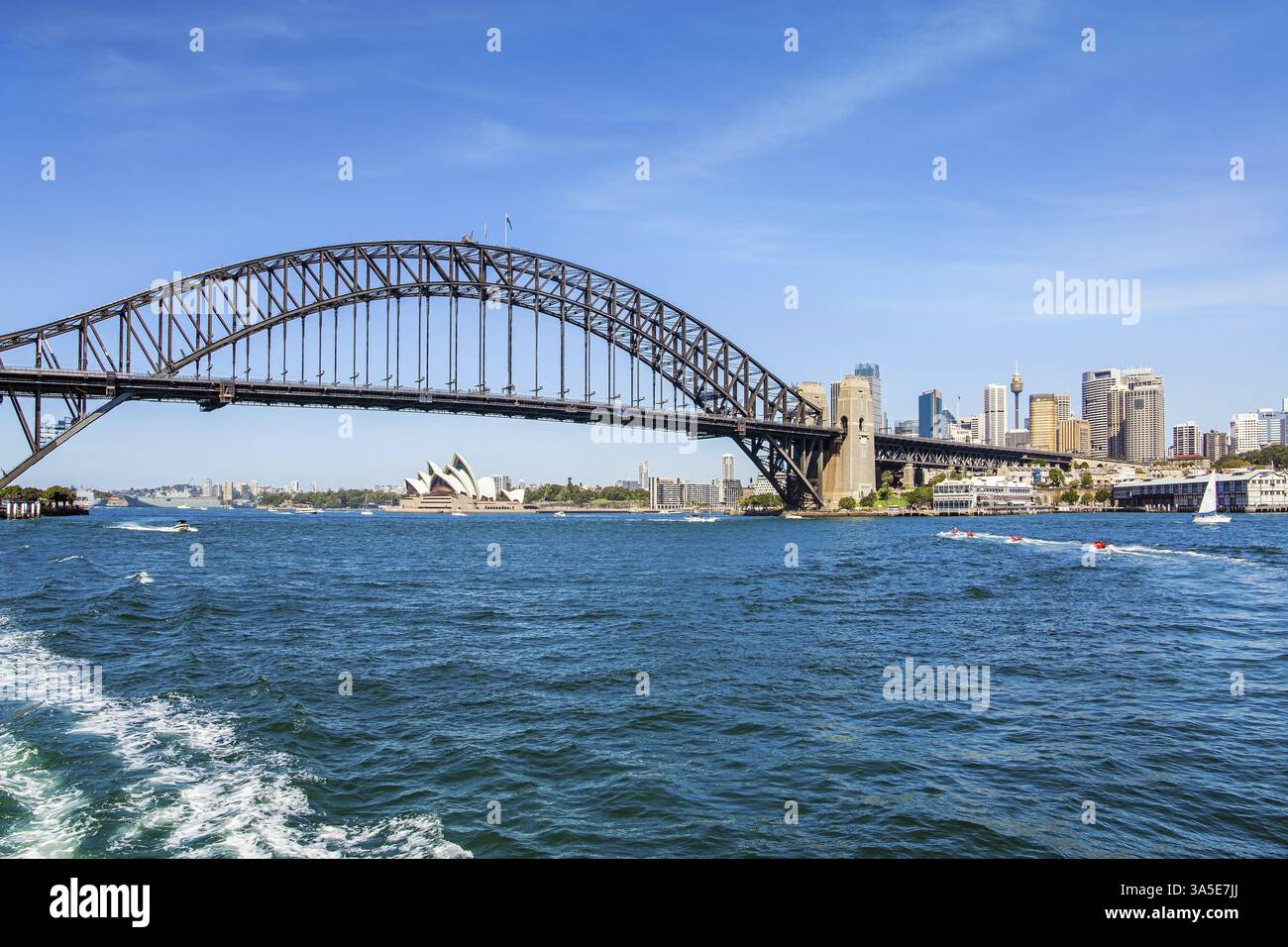 Australien. Sydney ist die Hauptstadt von New South Wales. Harbor Bridge. Bootsfahrt auf einem Touristenboot entlang der malerischen Küste des Hafens Stockfoto
