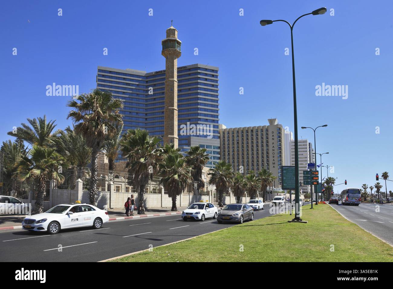 TEL AVIV, ISRAEL - 2. MAI 2014: Frühling Tel Aviv Promenade. Arabische Moschee und Minarett im Hintergrund des Hochhauses Stockfoto