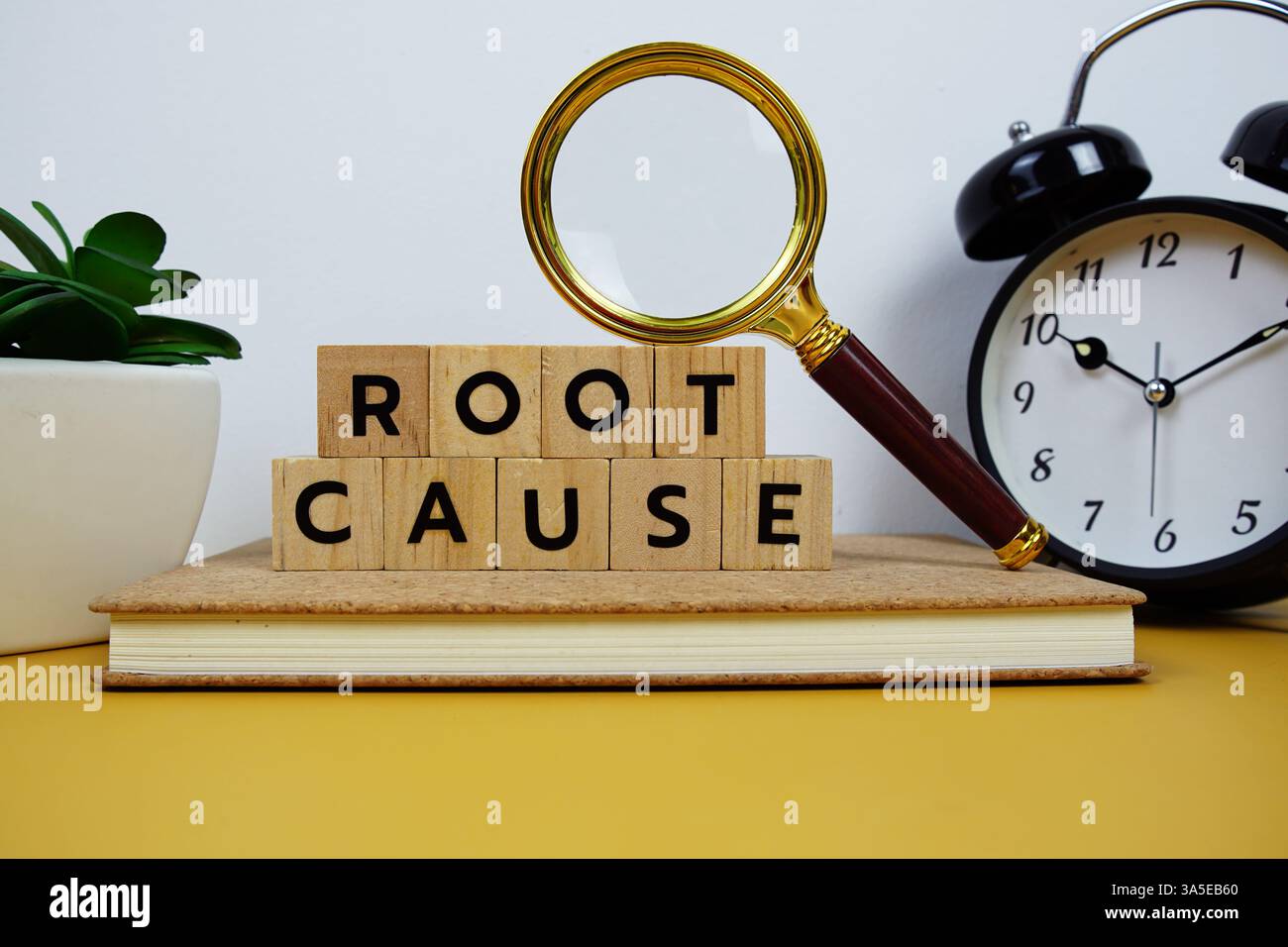 Lupe und Wecker mit Holzblöcken Buchstaben VERURSACHEN Textnachrichten auf gelbem Hintergrund Stockfoto