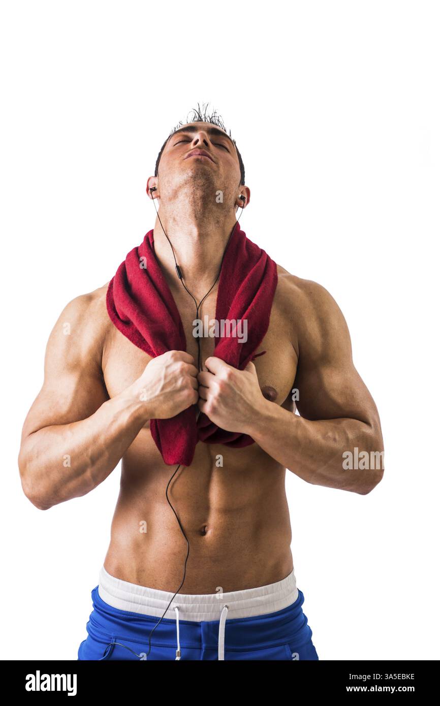 Gut aussehend macht athletischen Kerl Musikhören und halten Handtuch in weißen Hintergrund isoliert Stockfoto