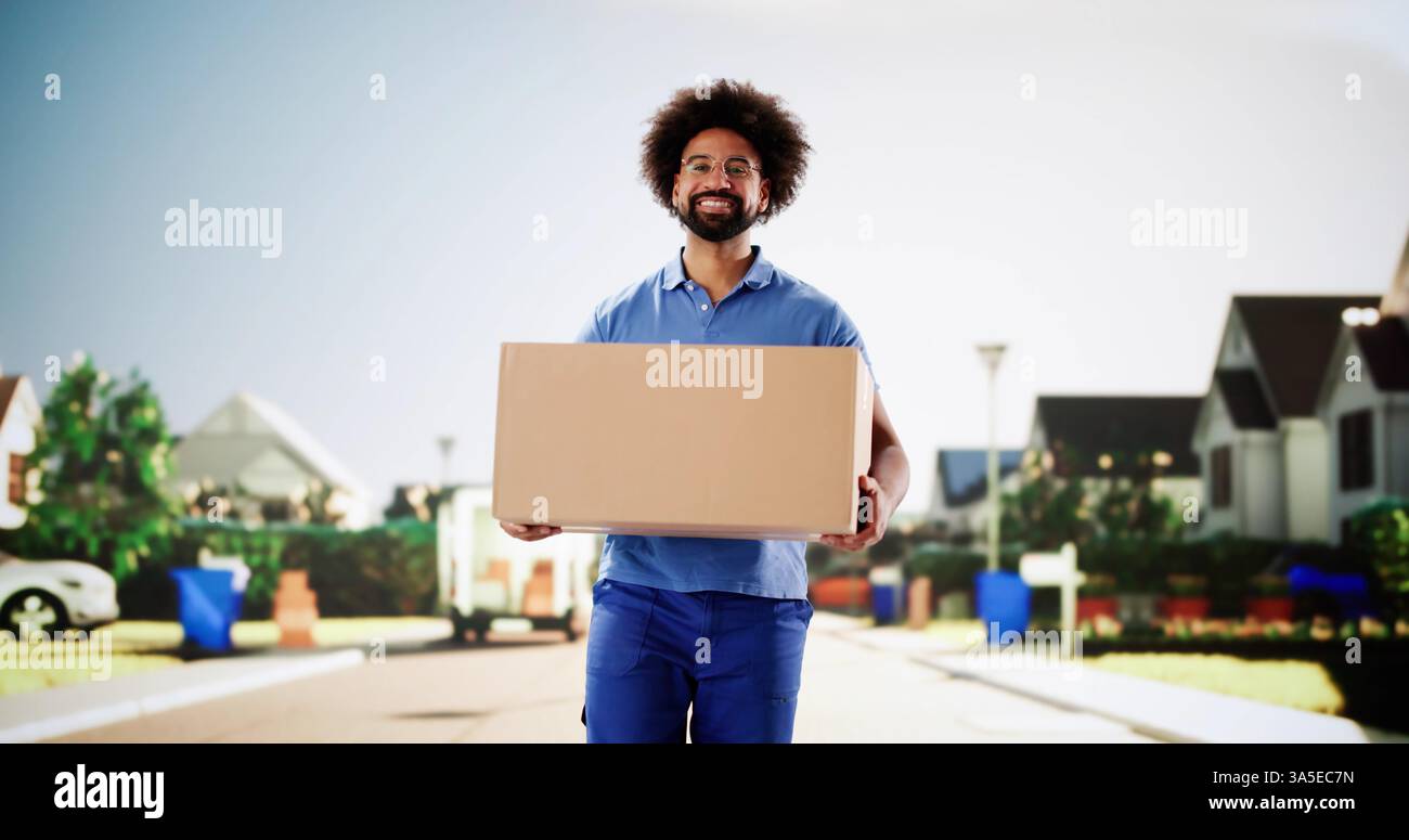 Afroamerikaner in Uniform lächelnd, während er Pakete mit dem Van zulieferte. Stockfoto