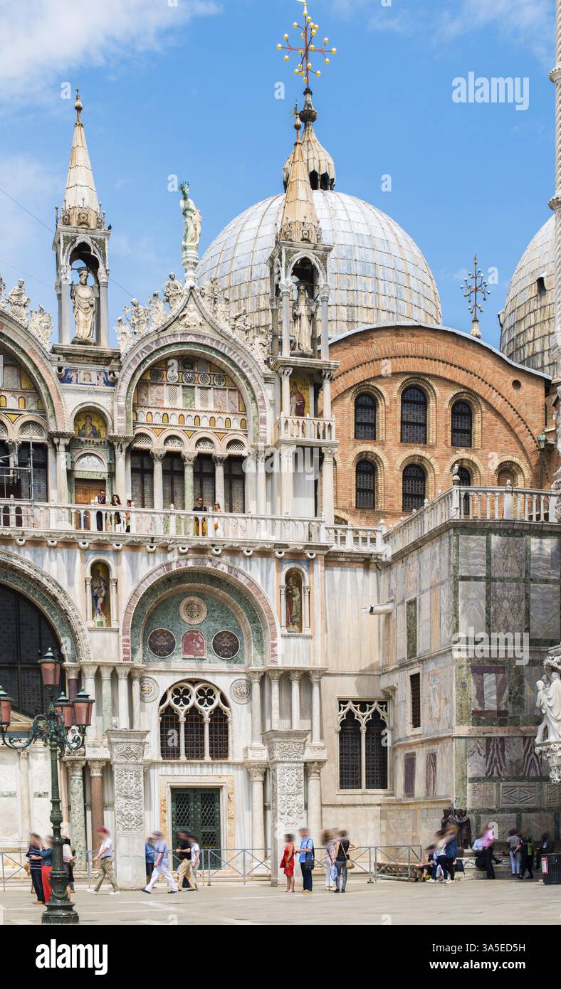 Platz San Marco in Venedig. Bewegung verwischt Menschen auf dem Platz Stockfoto