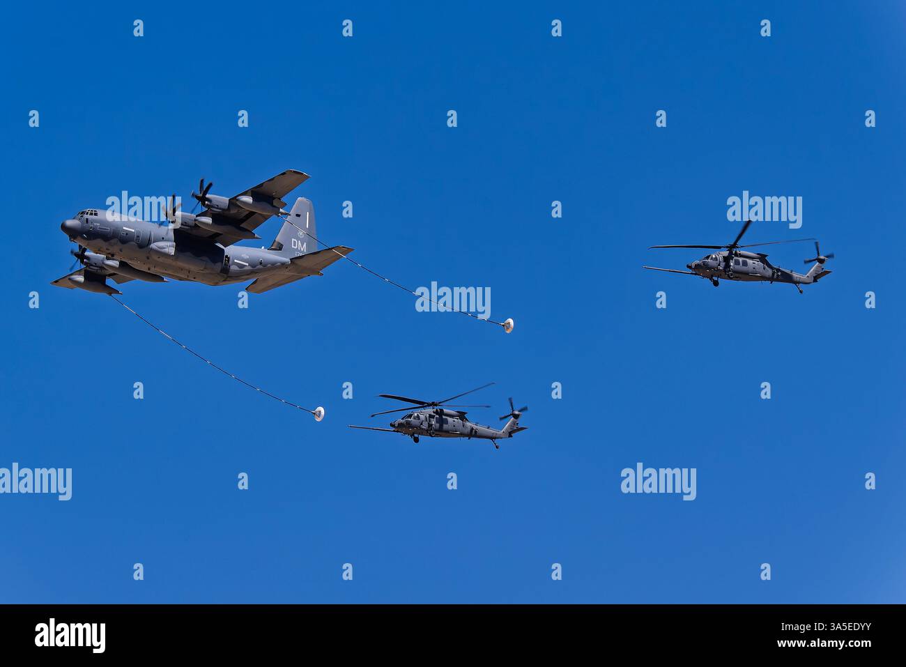 Davis Monthan AFB 3-22-2025 Tucson AZ USA USAF HC-130J und 2 HH-60W führen eine Combat Search and Rescue Demonstration im Davis Monthan Open Hous durch Stockfoto
