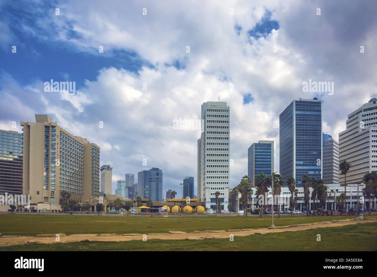 TEL AVIV, ISRAEL - 1. JANUAR 2016: Wunderschöne Tel Aviv Promenade bei stürmischem Wetter. Warmer Winter Stockfoto