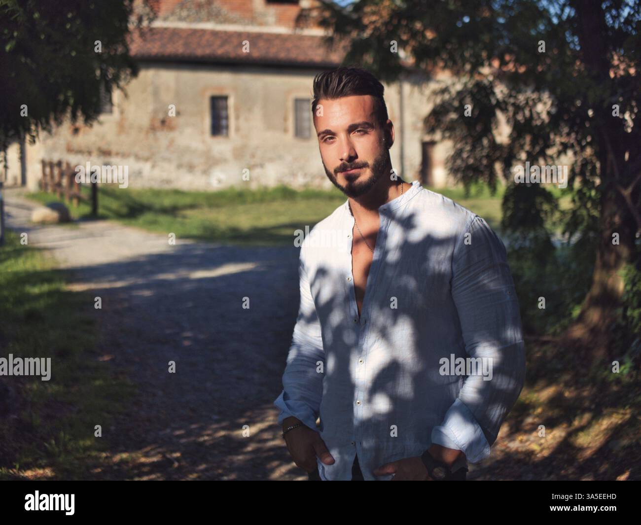 Ein Mann, der mitten auf einer unbefestigten Straße steht. Foto eines Mannes, der mitten auf einer unbefestigten Straße steht Stockfoto