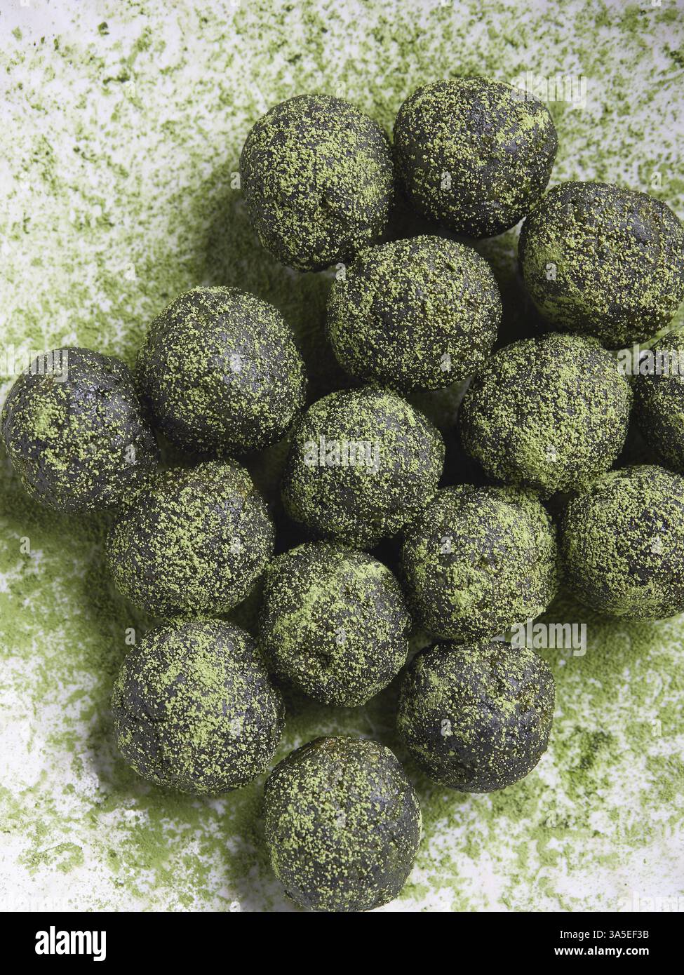 Grüner Tee Matcha Trüffel oder Glücksbällchen. Energiebälle. Gesunde rohe Desserts. Draufsicht Stockfoto