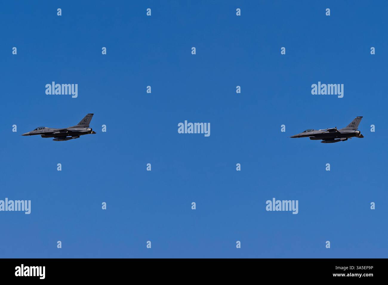 Davis Monthan AFB 3-22-2025 Tucson AZ USA USAF F-16CJ Durchführung einer Combat Search and Rescue Demonstration in der Davis Monthan Open House Stockfoto