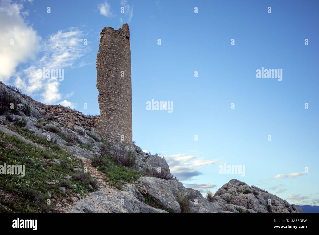 Detail der Mauern der Ruinen der mittelalterlichen Burg Xiquena auf einer Klippe in der Stadt Lorca, Region Murcia, Spanien Stockfoto