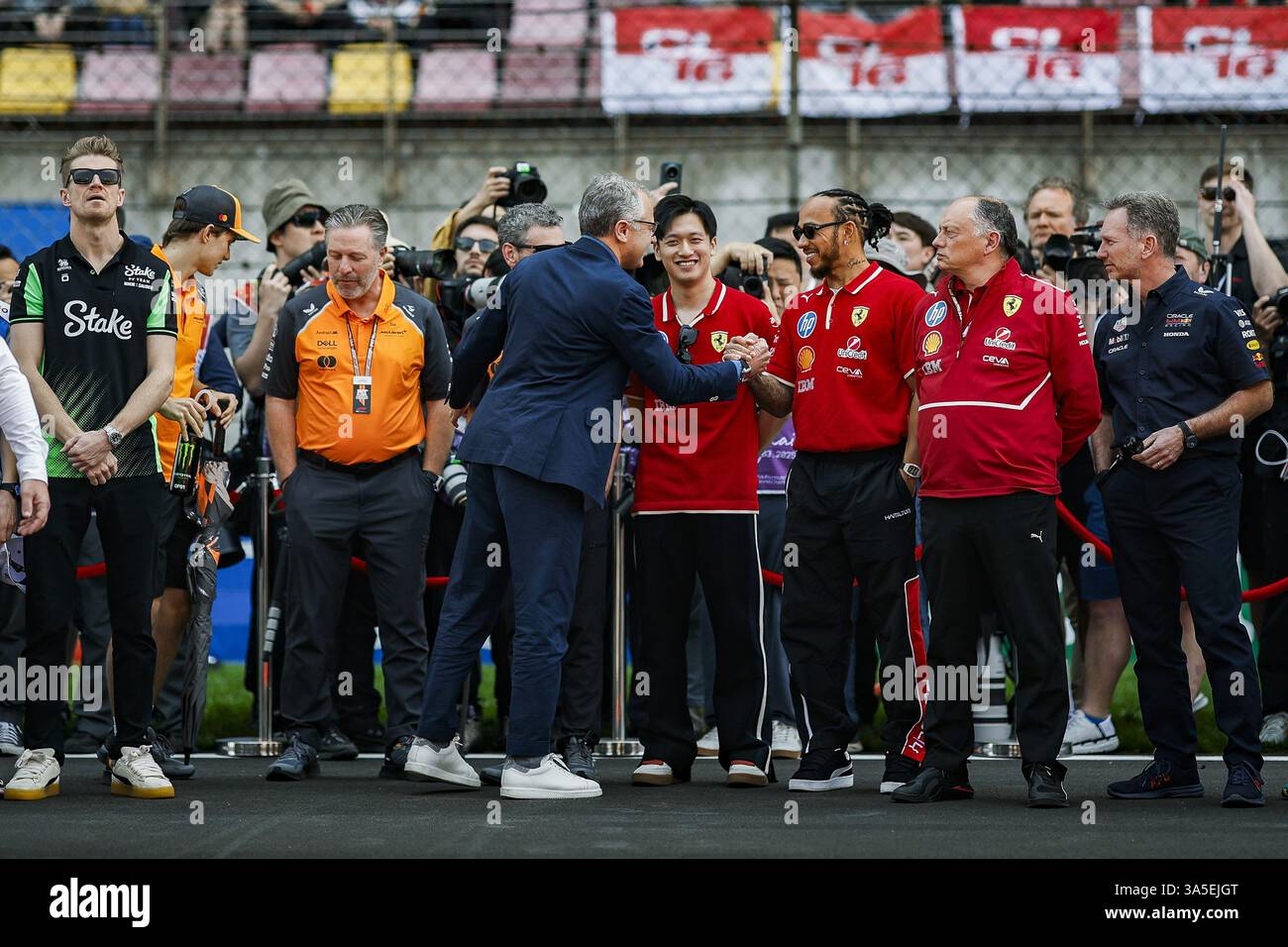 DOMENICALI Stefano (ita), Chairman und CEO der Formula One Group FOG, HAMILTON Lewis (gbr), Scuderia Ferrari SF-25, ZHOU Guanyu (Chi), Scuderia Ferrari Reserve Driver, VASSEUR Frederic (fra), Teamchef &amp; General Manager der Scuderia Ferrari, HORNER Christian (gbr), Teamchef von Red Bull Racing, KRACK Mike (ger), Chief Track Side Officer des Aston Martin F1 Teams, Porträt während des Formel 1 Heineken Chinese Grand Prix 2025, 2. Runde der FIA Formel 1 Weltmeisterschaft 2025 vom 21. bis 23. März 2025 auf dem Shanghai International Circuit in Shanghai, China Stockfoto