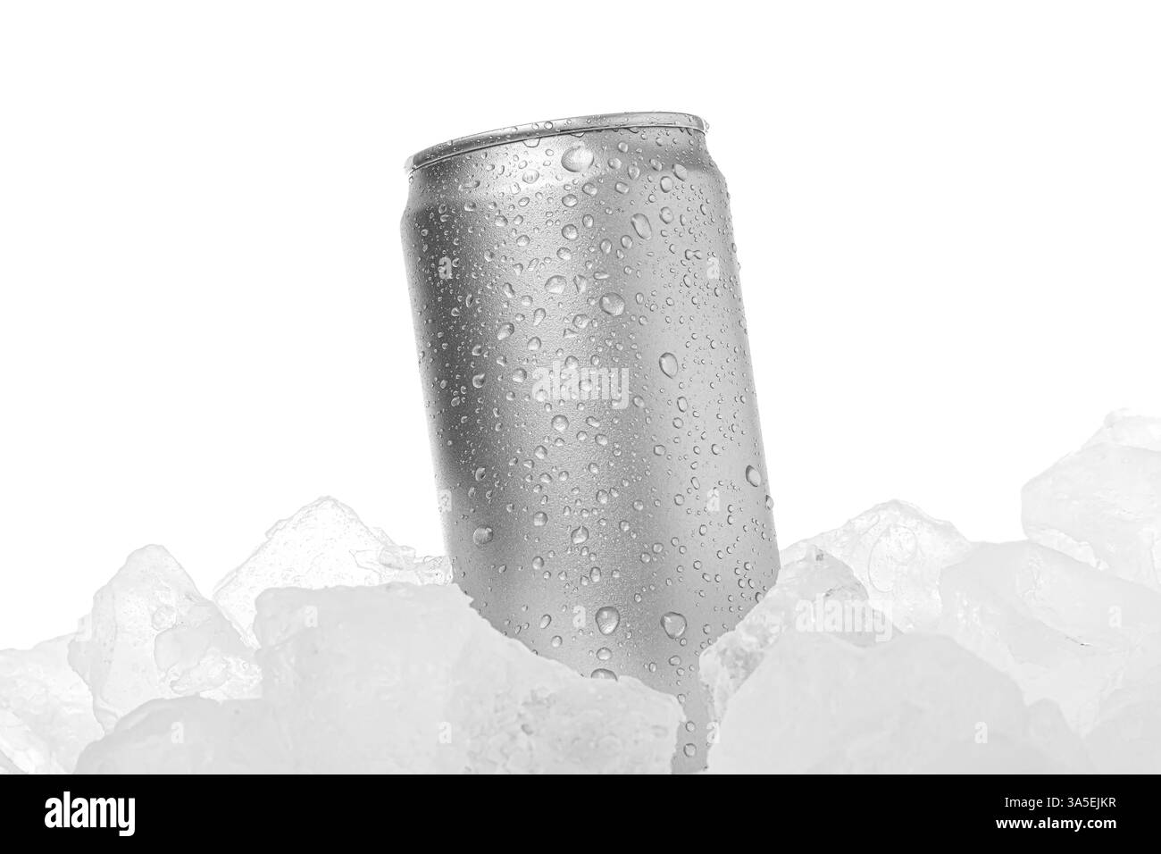 Erfrischendes Getränk in der Dose auf Eiswürfeln vor weißem Hintergrund Stockfoto