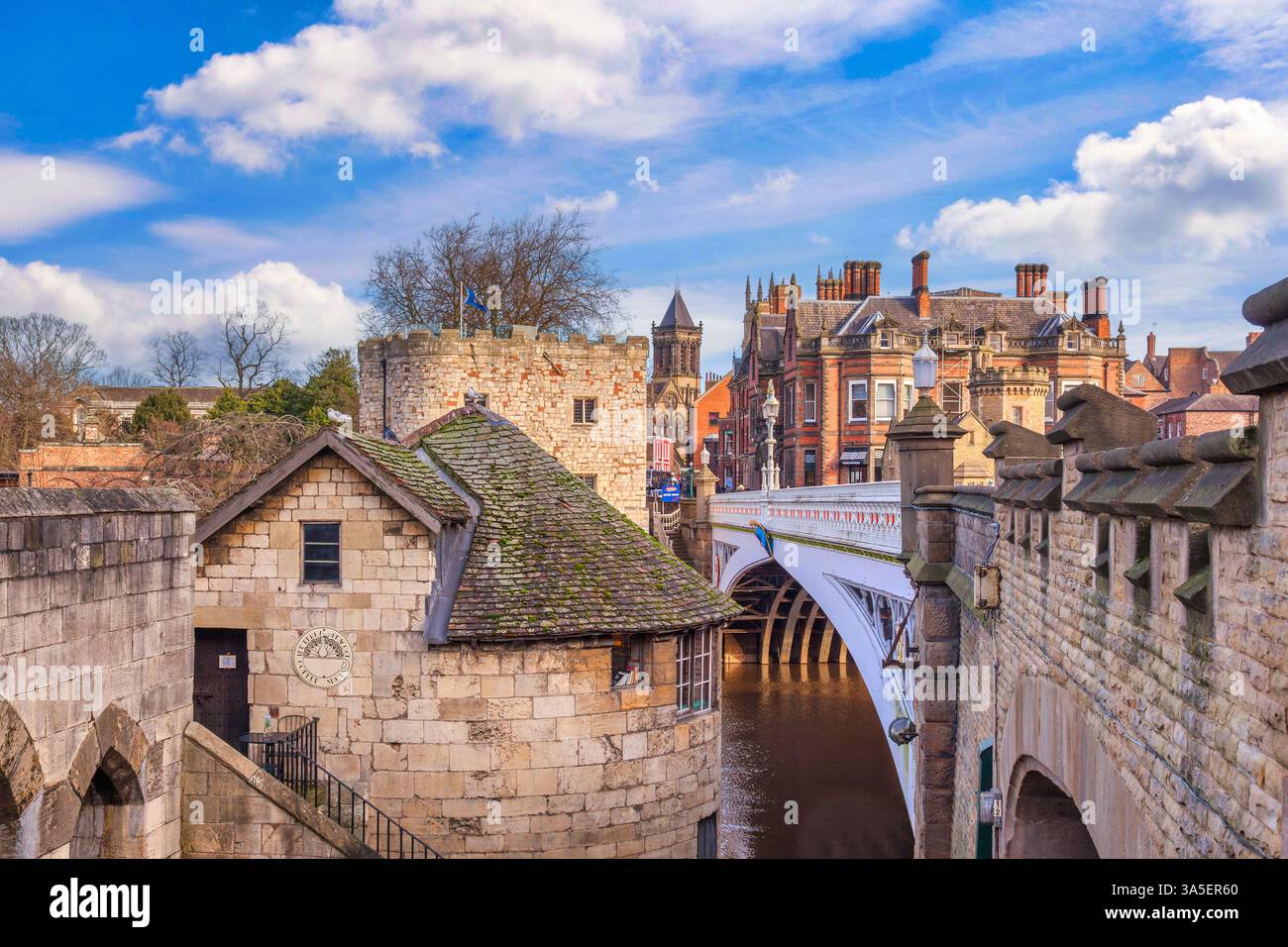 York, North Yorkshire, Großbritannien - Stadtzentrum, Old toll House und Lendal Bridge Stockfoto