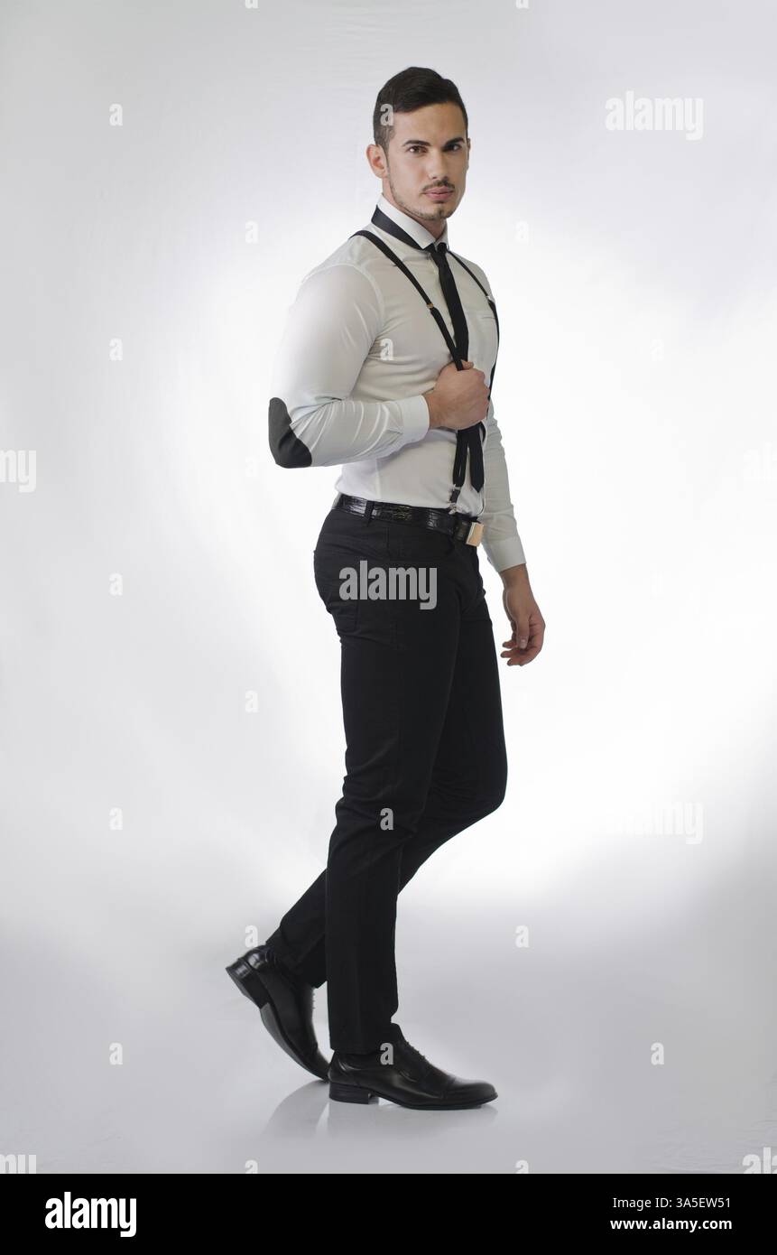 Ganzkörper-Schuss von eleganten und stilvollen junger Mann auf hellem Hintergrund, Profil stehen Stockfoto
