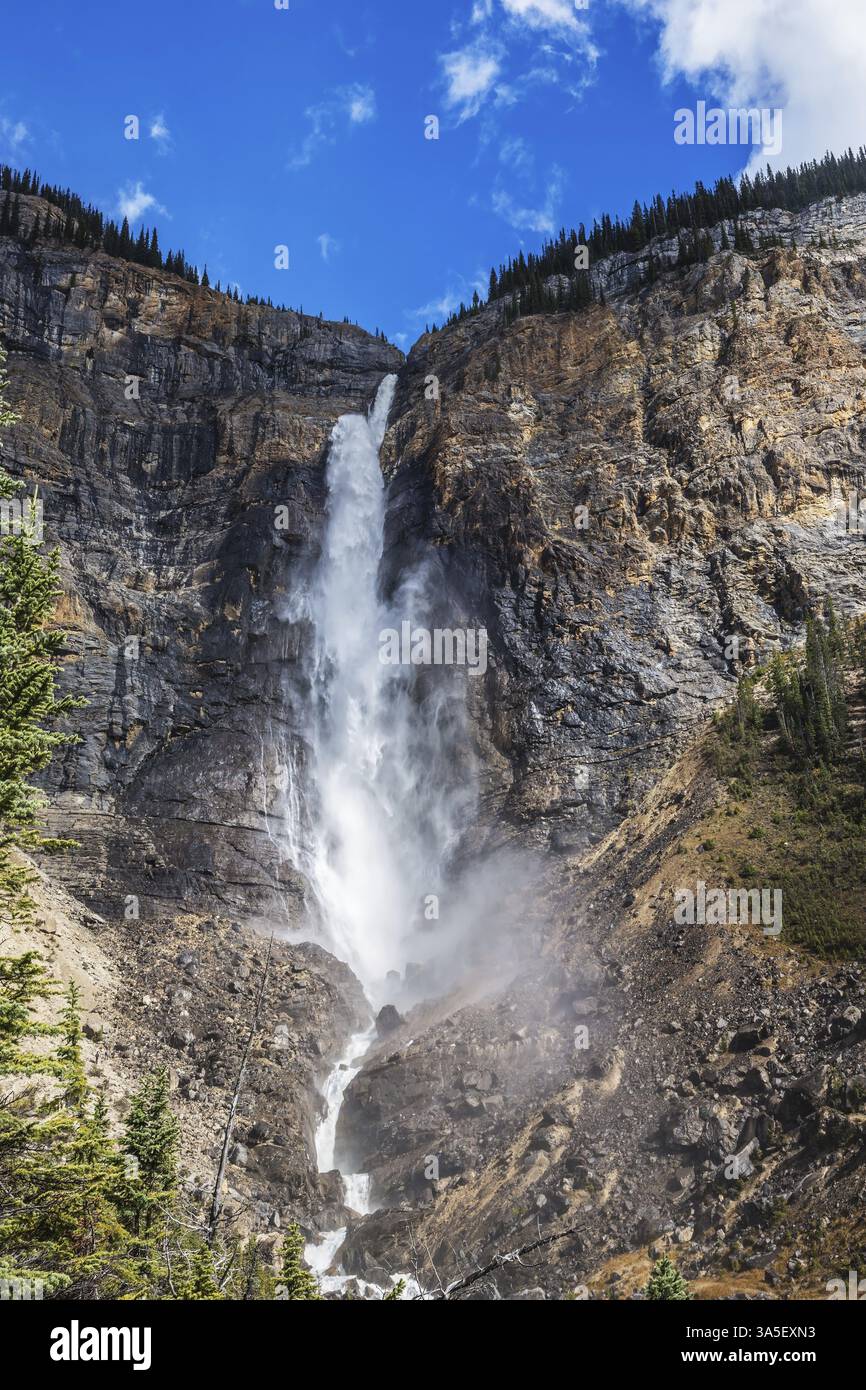 Die gewaltigen Fälle Takakkaw. Nebel vom riesigen Wasserfall streut in alle Richtungen. Herbst im Yoho-Nationalpark in den Rocky Mountains Kanadas Stockfoto Die gewaltigen Fälle Takakkaw. Nebel vom riesigen Wasserfall streut in alle Richtungen. Herbst im Yoho-Nationalpark in den Rocky Mountains Kanadas Stockfoto