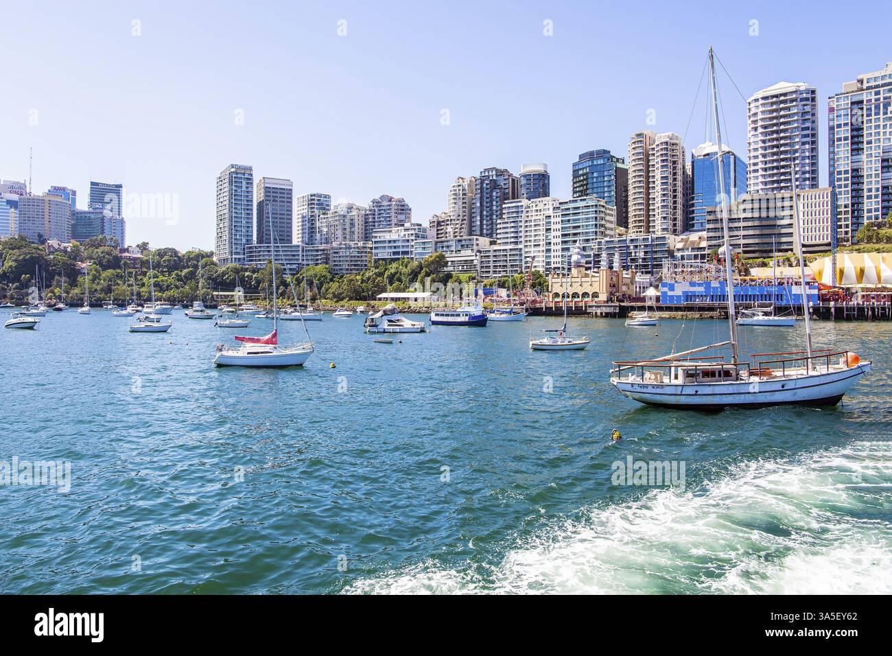 Sidney, Australien. Moderne Wolkenkratzer in Sydney. Segel- und Motoryachten im Hafen. Der berühmte Hafen von Sydney. Bootsfahrt auf einer Yacht an einem sonnigen Tag Stockfoto