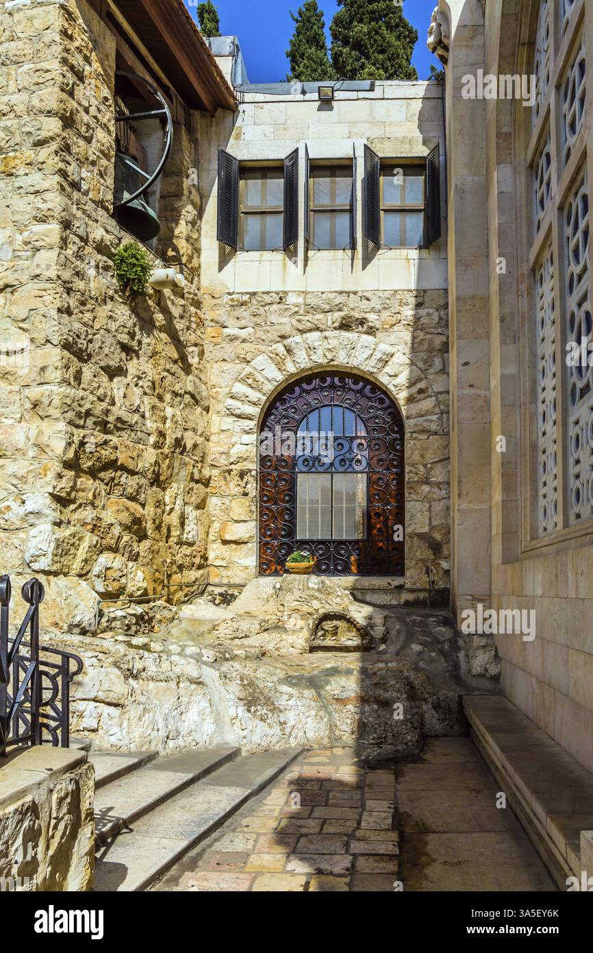 Ort des letzten Gebets Jesu. Gethsemane Garden, Jerusalem. Kirche aller Nationen. Der Begriff des historischen, religiösen und ethnographischen Tourismus Stockfoto