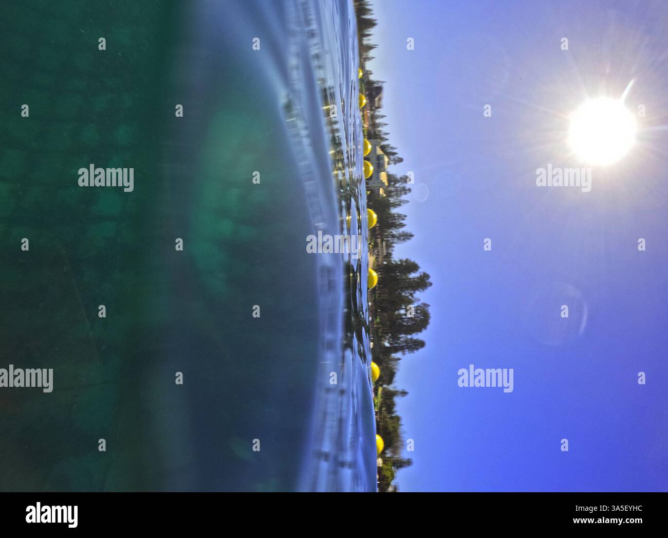 Öko-Hai-Barriere nahe dem Ende des Einsatzes vor Cottesloe Beach, Ende März 2025, Perth, Western Australia. Keine PR Stockfoto