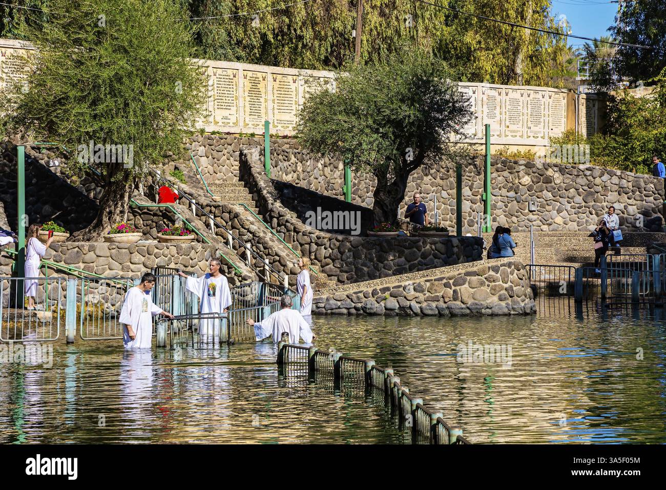 JARDENIT, ISRAEL – 21. JANUAR 2023: Fröhliche Pilger empfangen die Taufe im kalten Wasser des Jordan. Taufzentrum für Katholiken und Orthodoxe Stockfoto