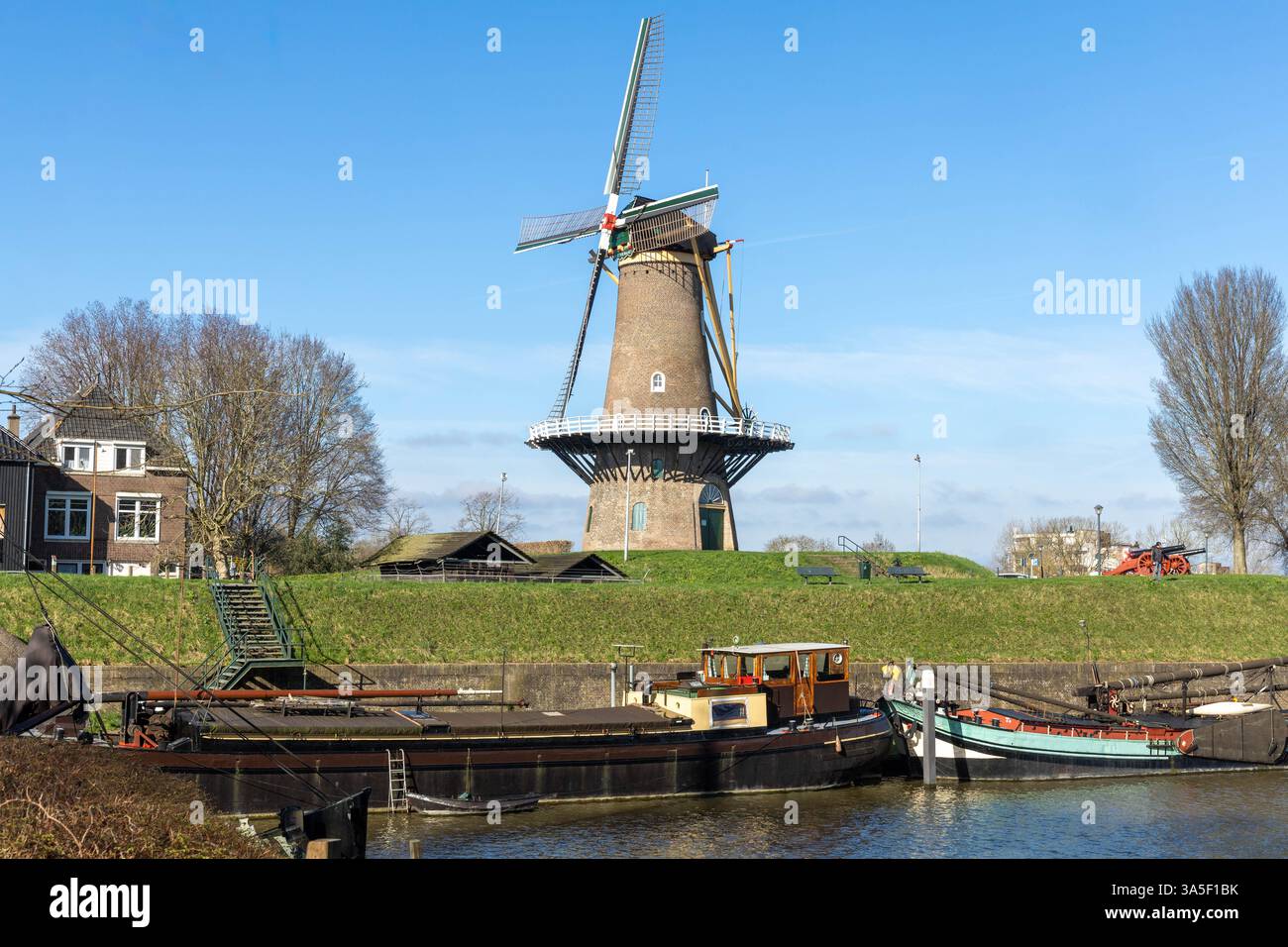 Die Windmühle mit dem Namen „Molen Nooit Volmaakt“ ist eine der beiden Mehlmühlen auf der Stadtmauer. In Gorinchem ist die Mühle noch in Betrieb Stockfoto