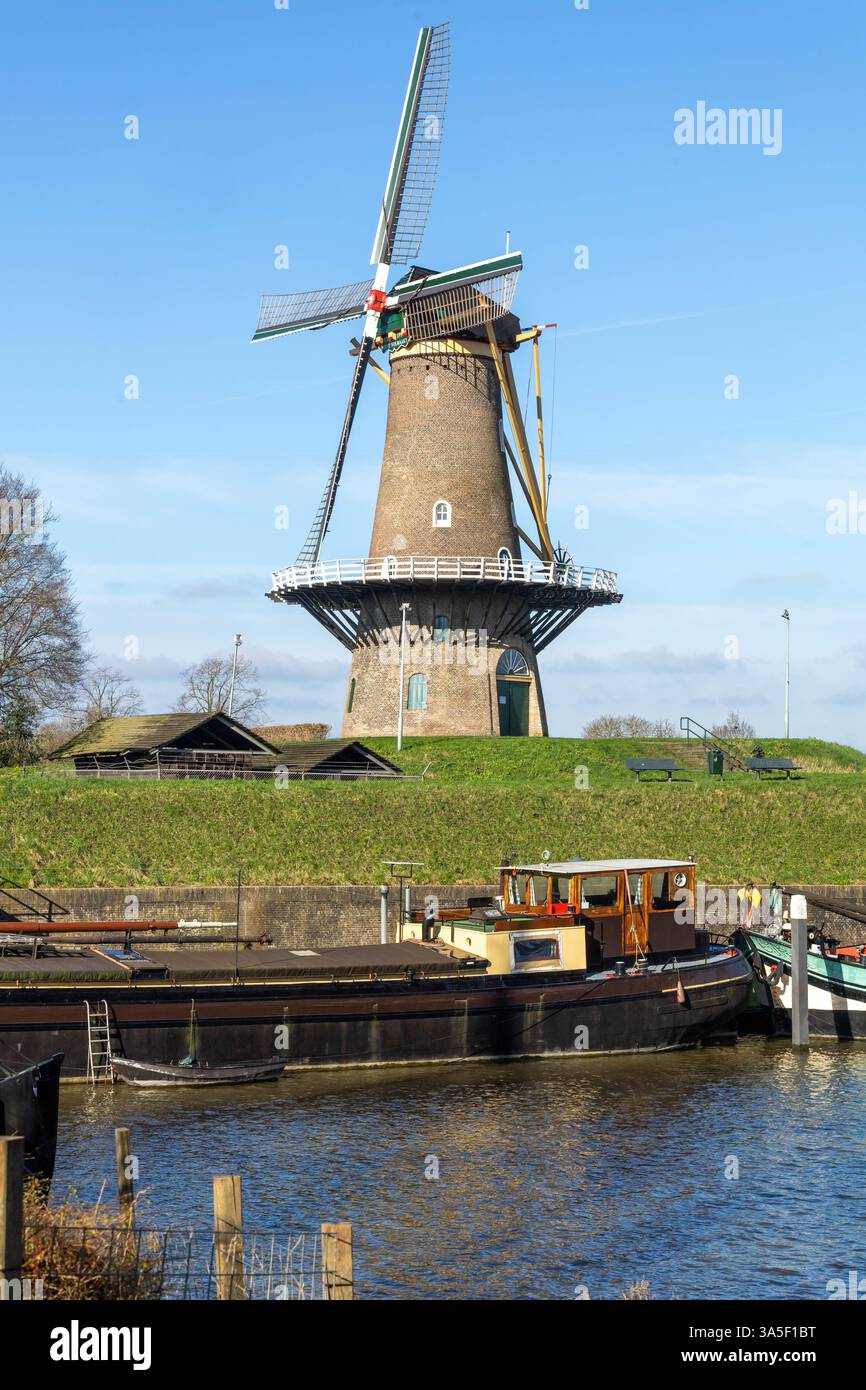 Die Windmühle mit dem Namen „Molen Nooit Volmaakt“ ist eine der beiden Mehlmühlen auf der Stadtmauer. In Gorinchem ist die Mühle noch in Betrieb Stockfoto