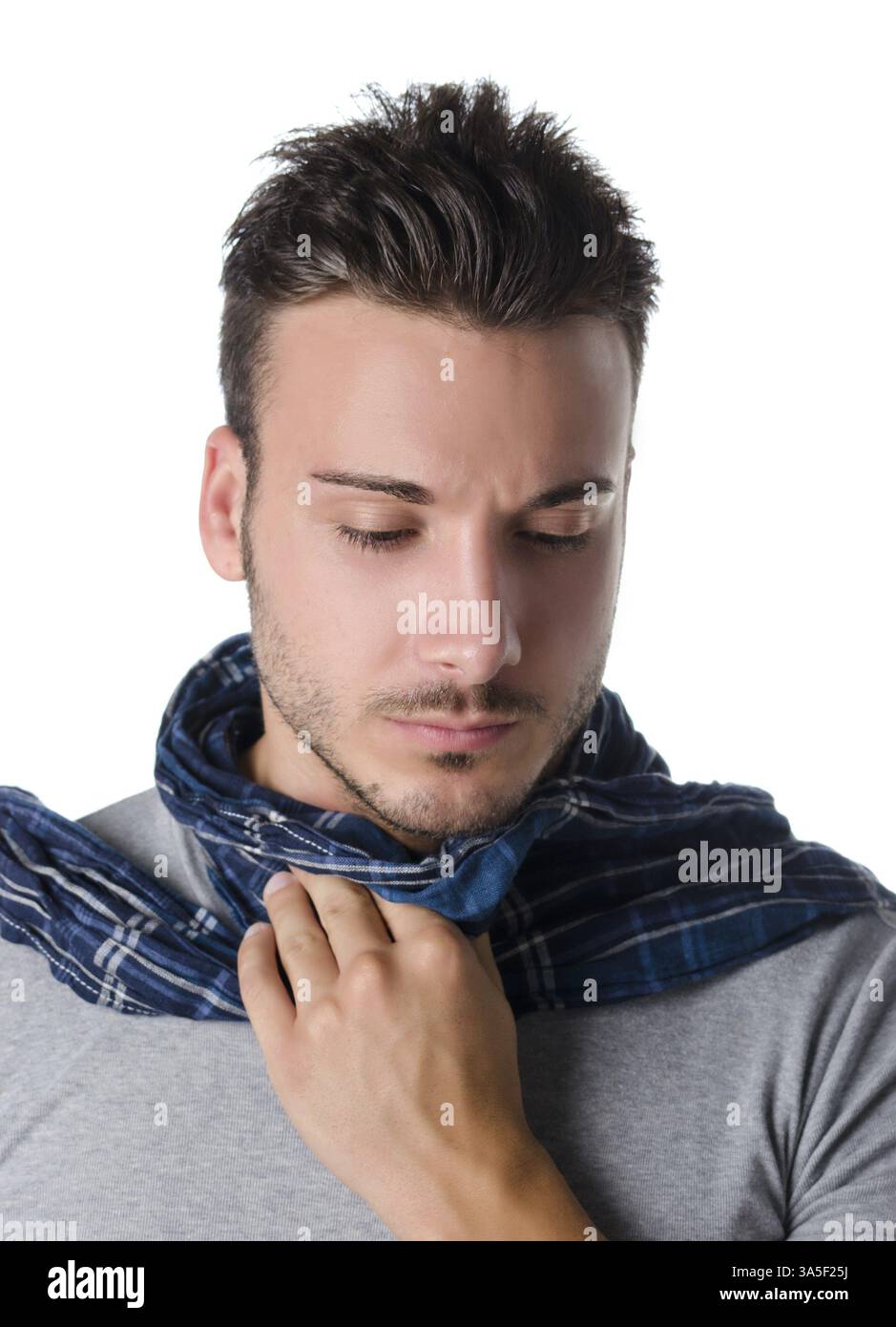 Junger Mann mit Schal, hält seinen Hals wegen Hals Schmerz mit dem Leiden Ausdruck Stockfoto