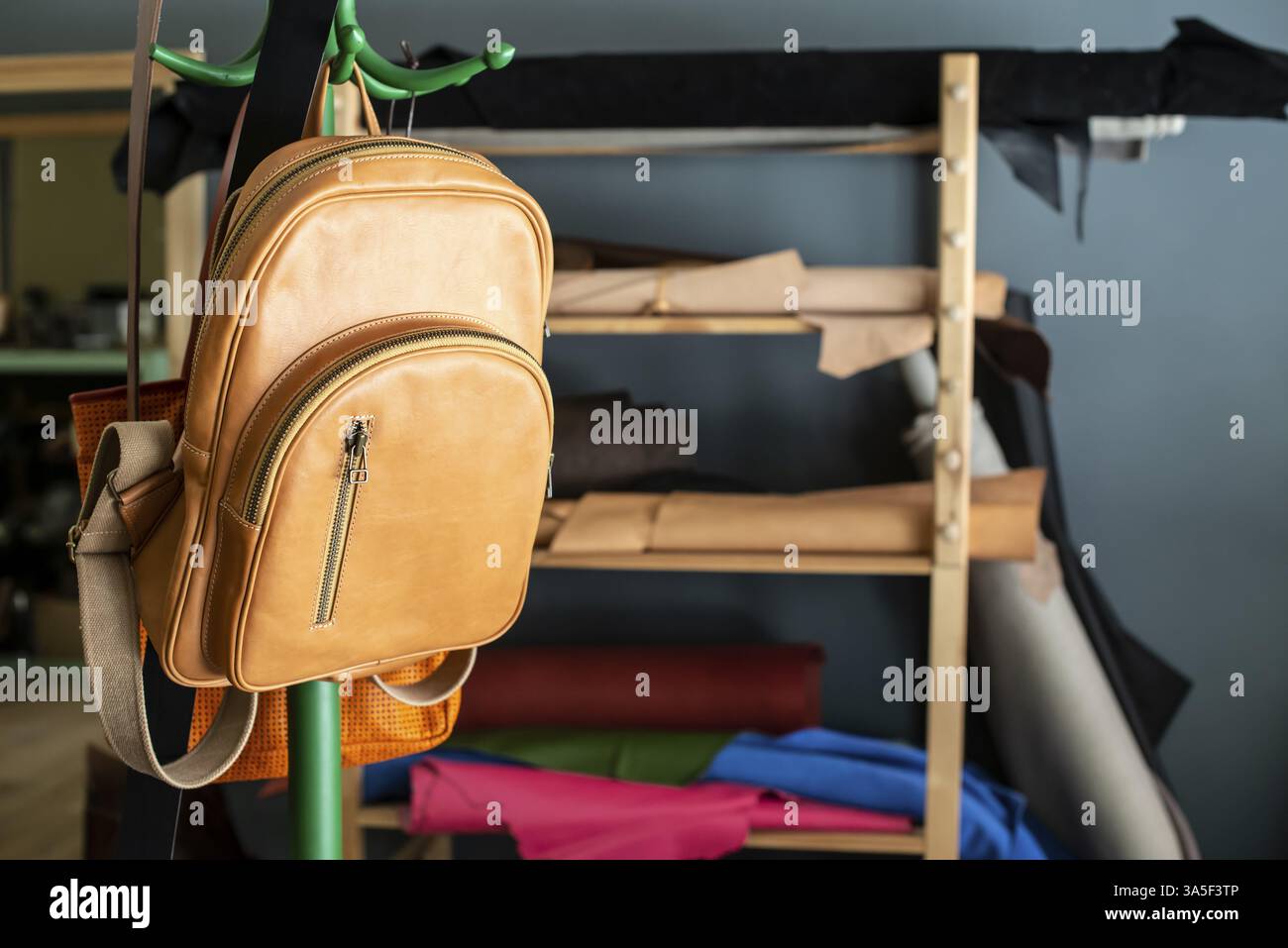 Ledertasche in der Werkstatt eingehakt Stockfoto