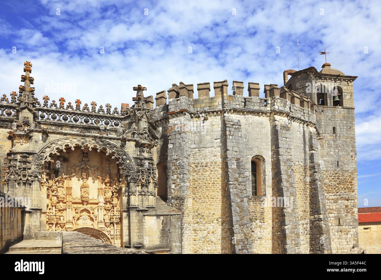 Das Denkmal mittelalterlicher religiöser Architektur. Gut geschützter und wunderschön dekorierter Palast der Templer in Tomar. Portugal Stockfoto