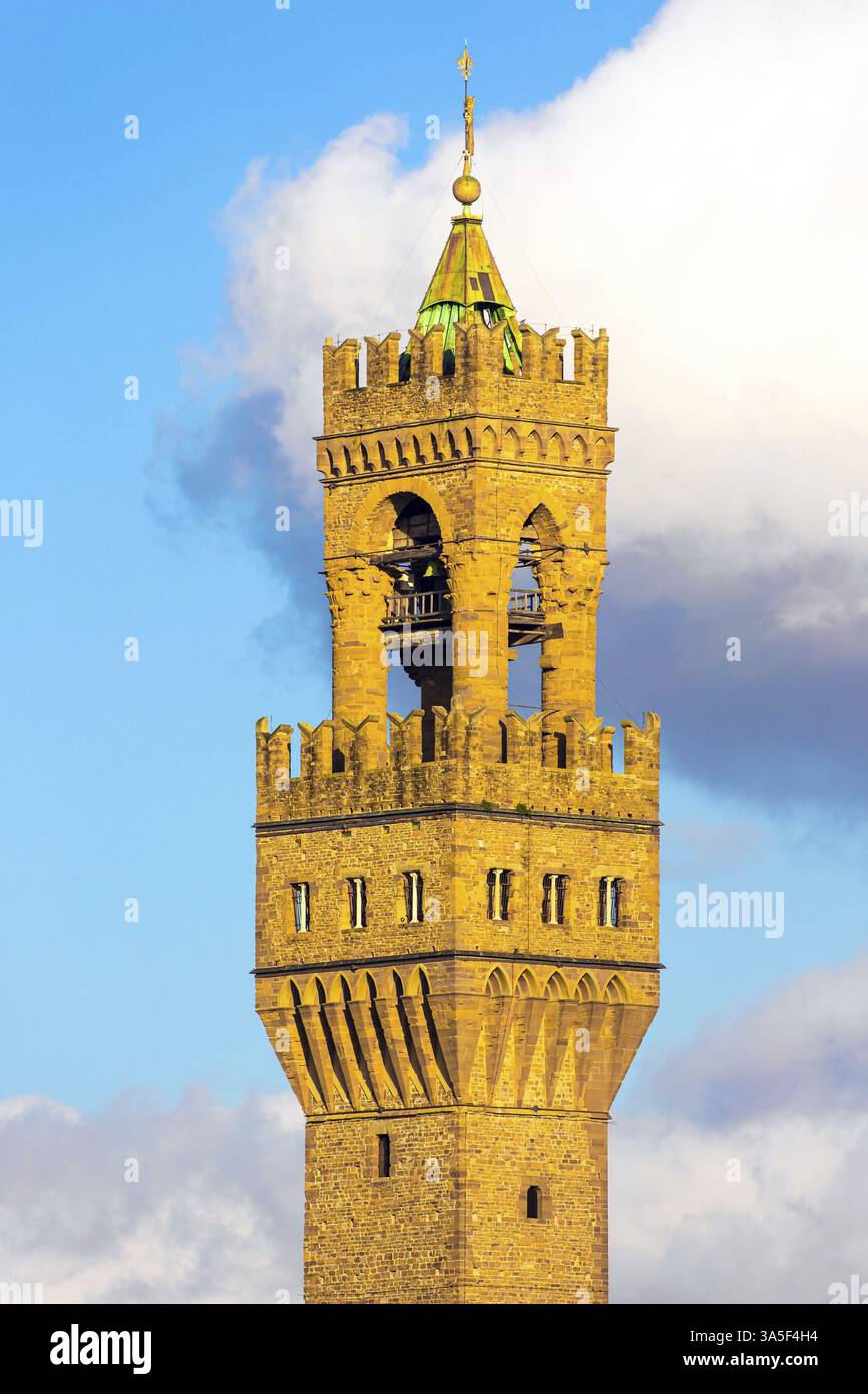 Herrlicher rechteckiger Glockenturm. Wunderbarer Wintertag. Florenz. Italien. Herrliche Renaissance-Architektur Stockfoto