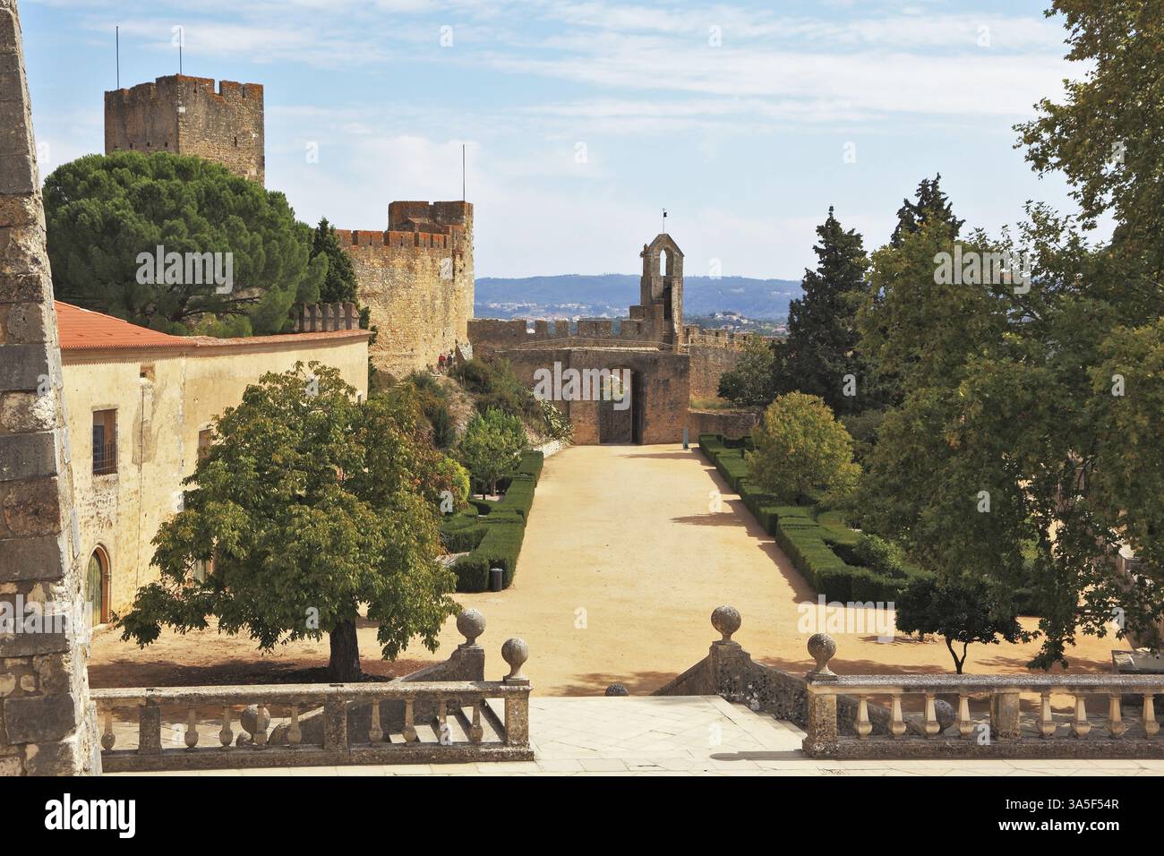 Palast der Tempelritter in Portugal. Steinzaun und Eingang zum Park Stockfoto